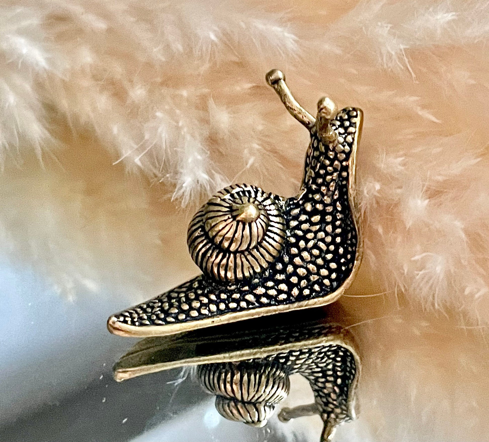 Loving Garden Snails, Snails figurine, Fine lifelike solid brass ornament, creative gift, Valentine’s Day idea