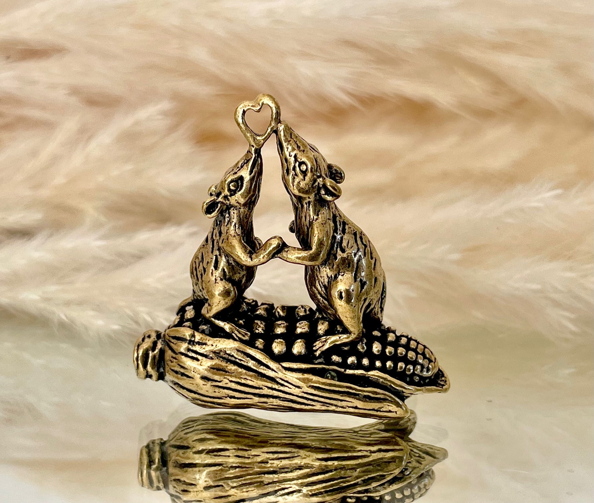 Metal mouse statuette, Kissing mice, solid brass figurine, Mouse in love, Love Souvenir, Meaningful gift, Novelty gift, gift for loved ones