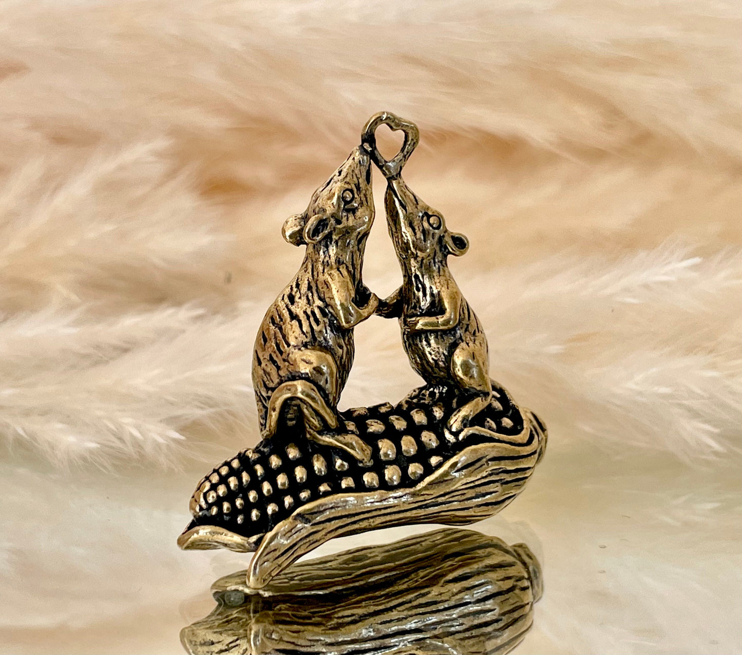 Metal mouse statuette, Kissing mice, solid brass figurine, Mouse in love, Love Souvenir, Meaningful gift, Novelty gift, gift for loved ones