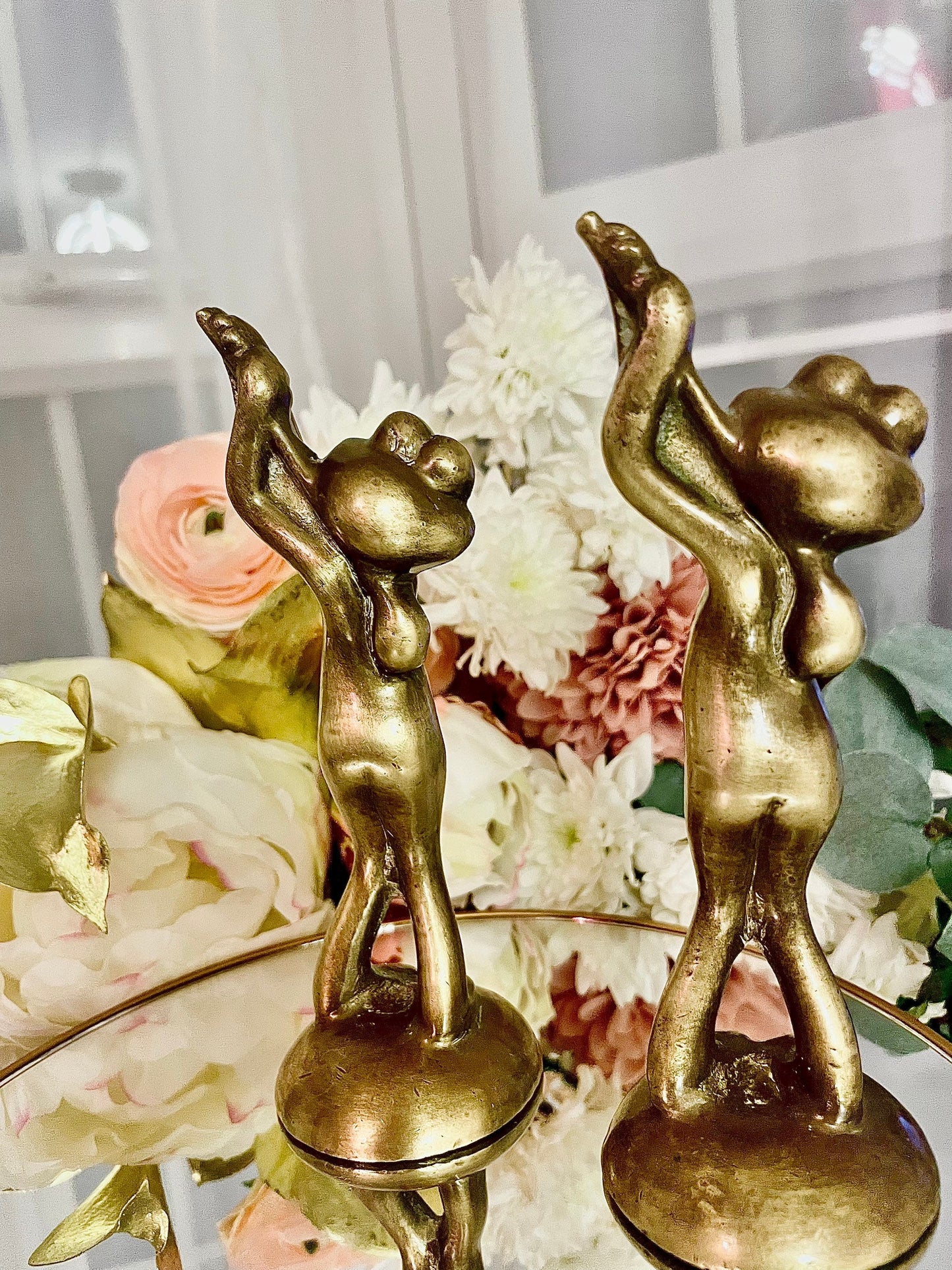 Vintage solid brass frog figurine, Heavy paperweight, Frog playing golf, Gift for golf player, funny frog statuette, collectible frogs