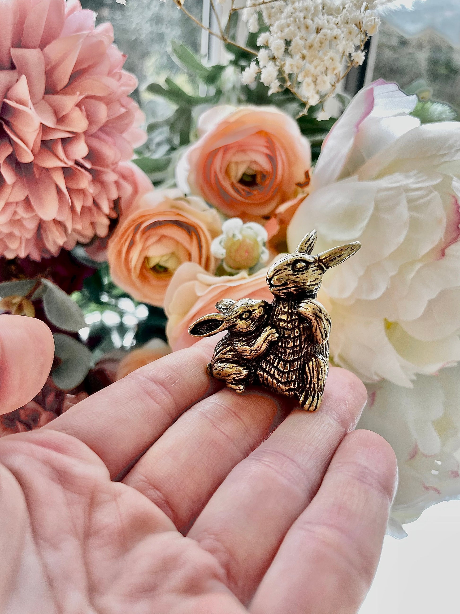 Tender rabbits, mum and baby bunny solid brass figurine, collectible rabbit figurine, special gift for Mother’s Day, creative Easter gift