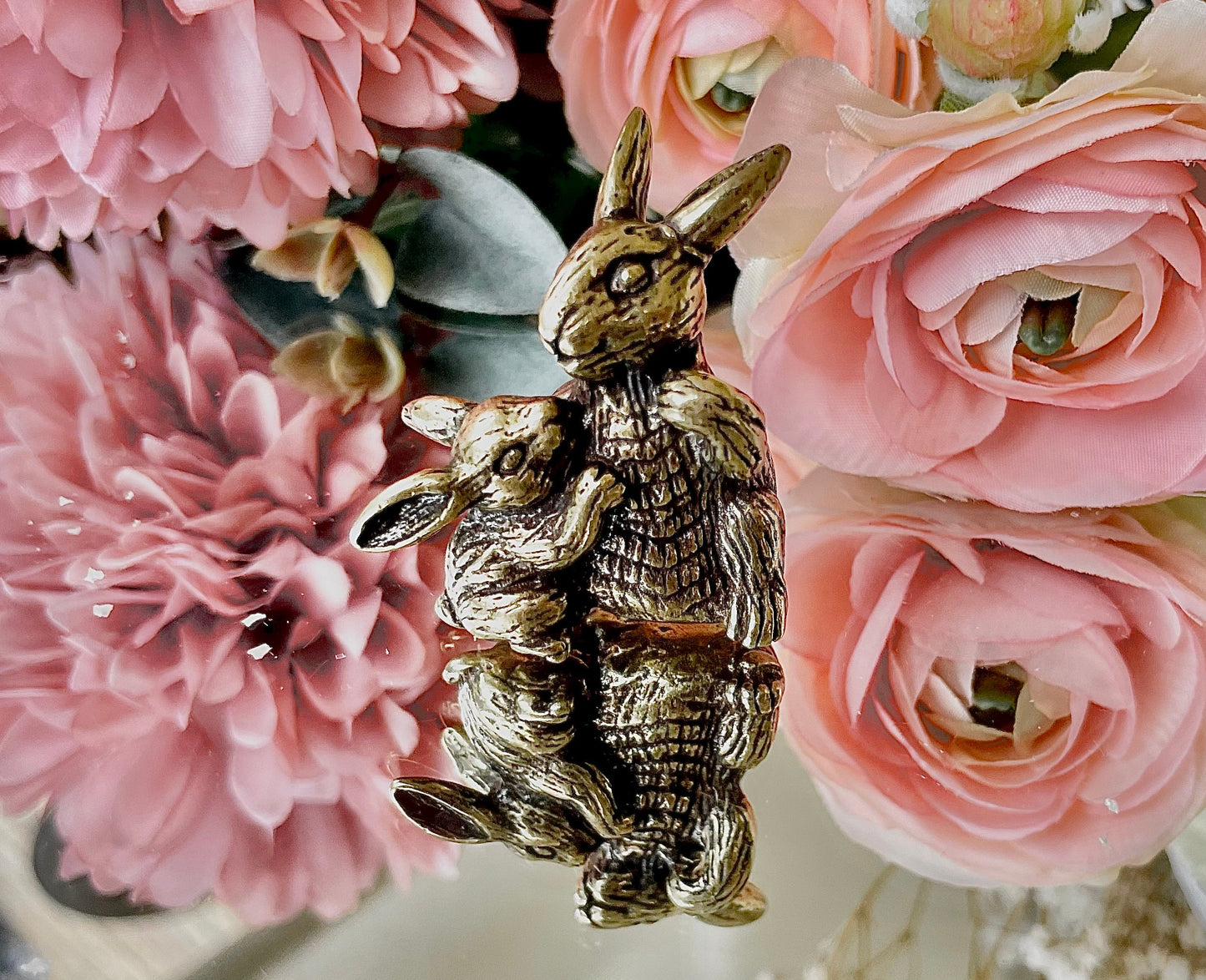 Tender rabbits, mum and baby bunny solid brass figurine, collectible rabbit figurine, special gift for Mother’s Day, creative Easter gift