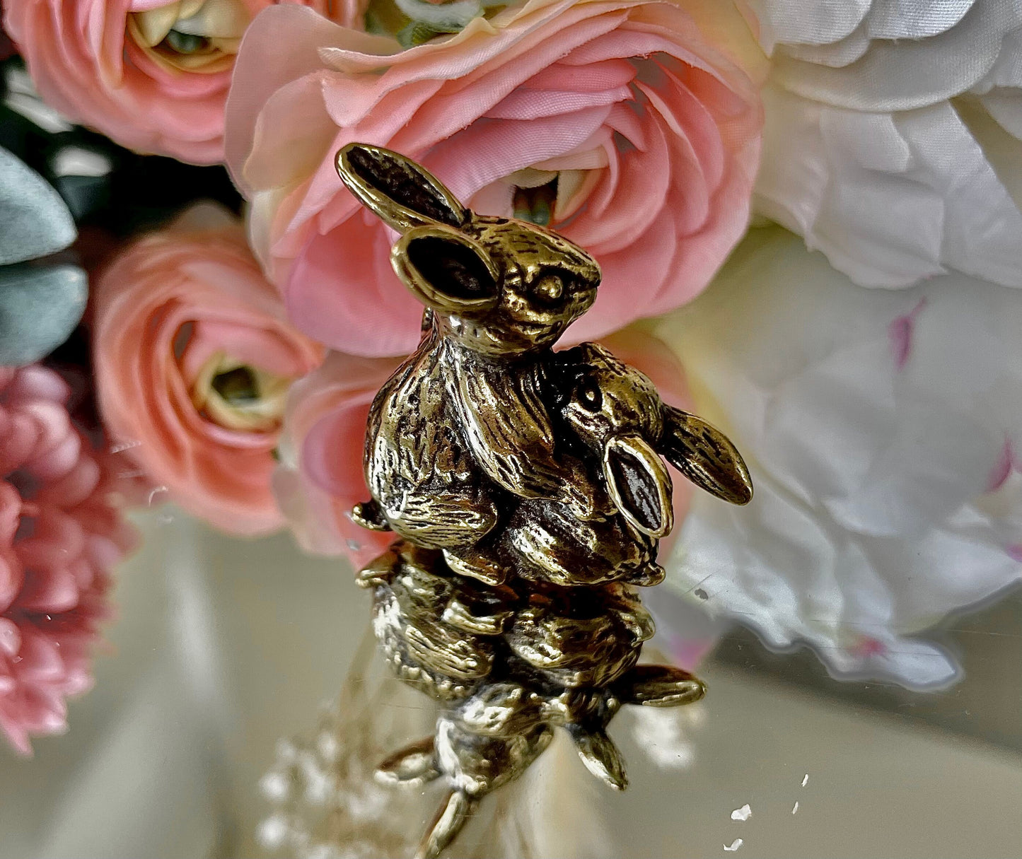 Tender rabbits, mum and baby bunny solid brass figurine, collectible rabbit figurine, special gift for Mother’s Day, creative Easter gift
