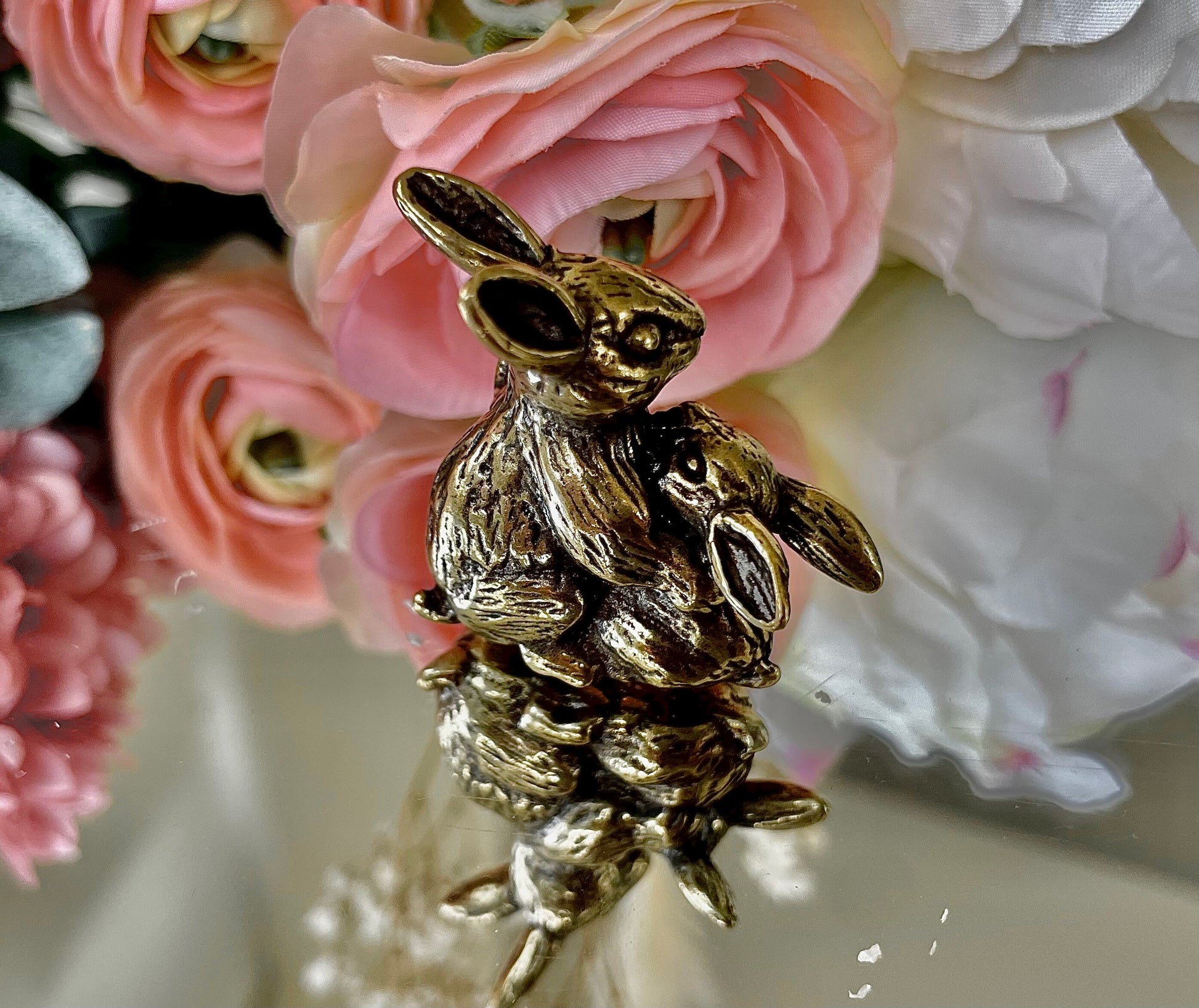 Tender rabbits, mum and baby bunny solid brass figurine, collectible rabbit figurine, special gift for Mother’s Day, creative Easter gift