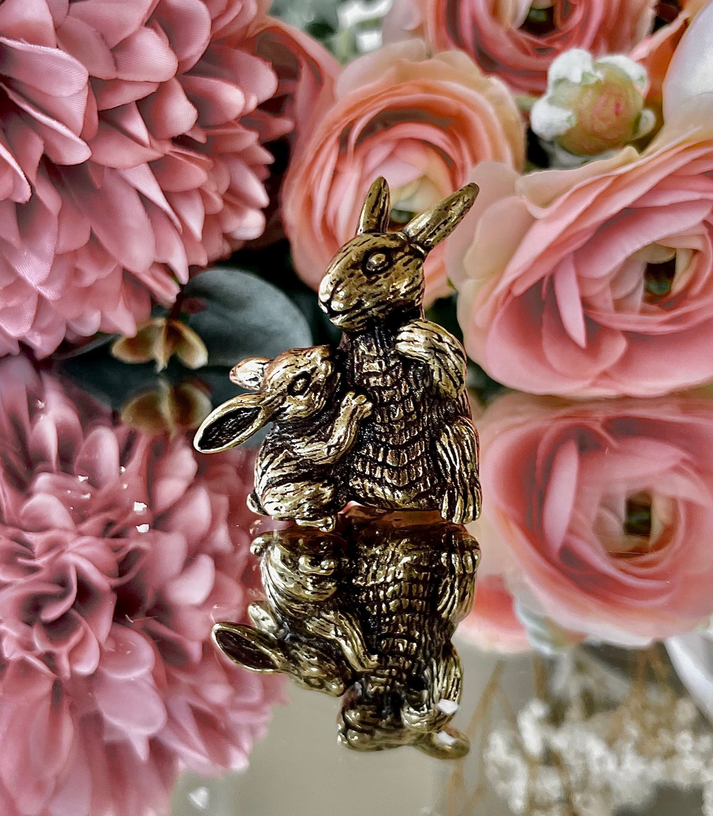Tender rabbits, mum and baby bunny solid brass figurine, collectible rabbit figurine, special gift for Mother’s Day, creative Easter gift