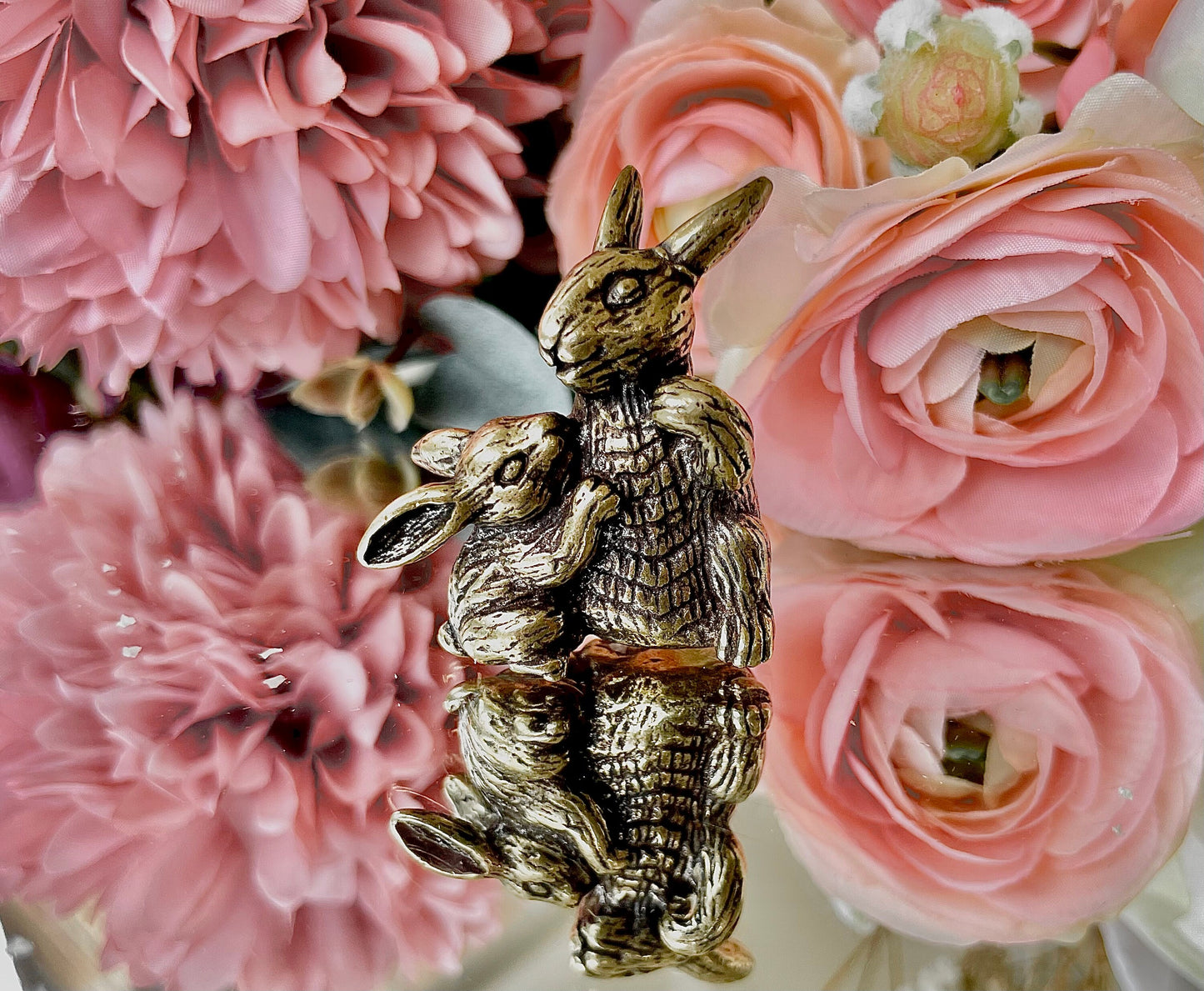Tender rabbits, mum and baby bunny solid brass figurine, collectible rabbit figurine, special gift for Mother’s Day, creative Easter gift