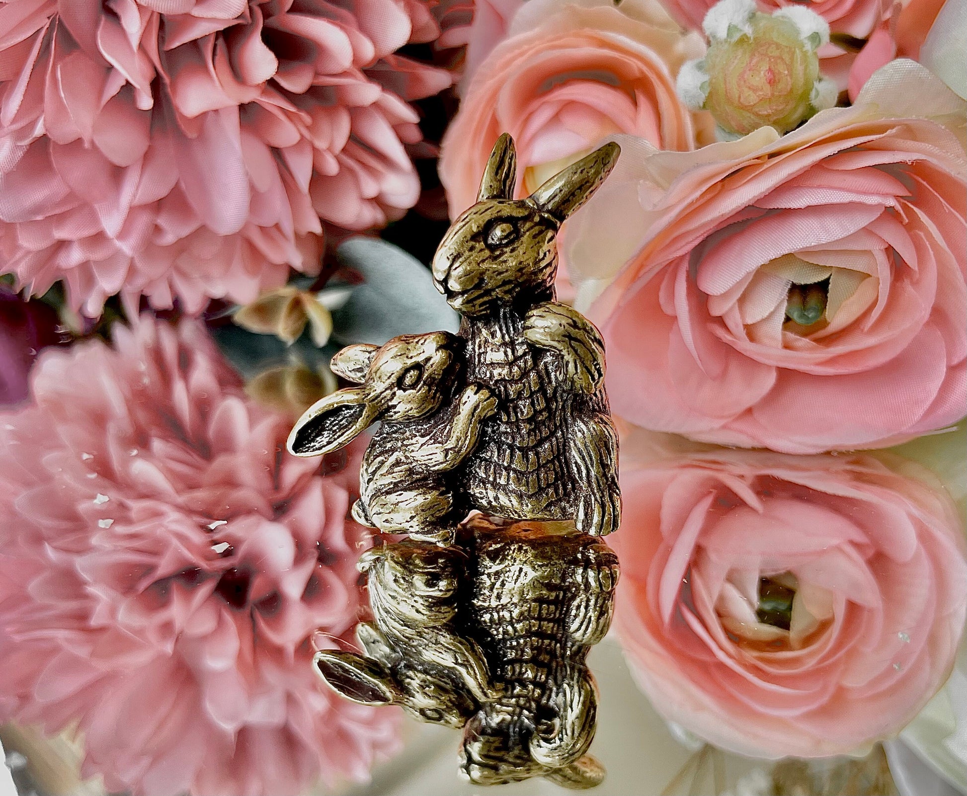 Tender rabbits, mum and baby bunny solid brass figurine, collectible rabbit figurine, special gift for Mother’s Day, creative Easter gift