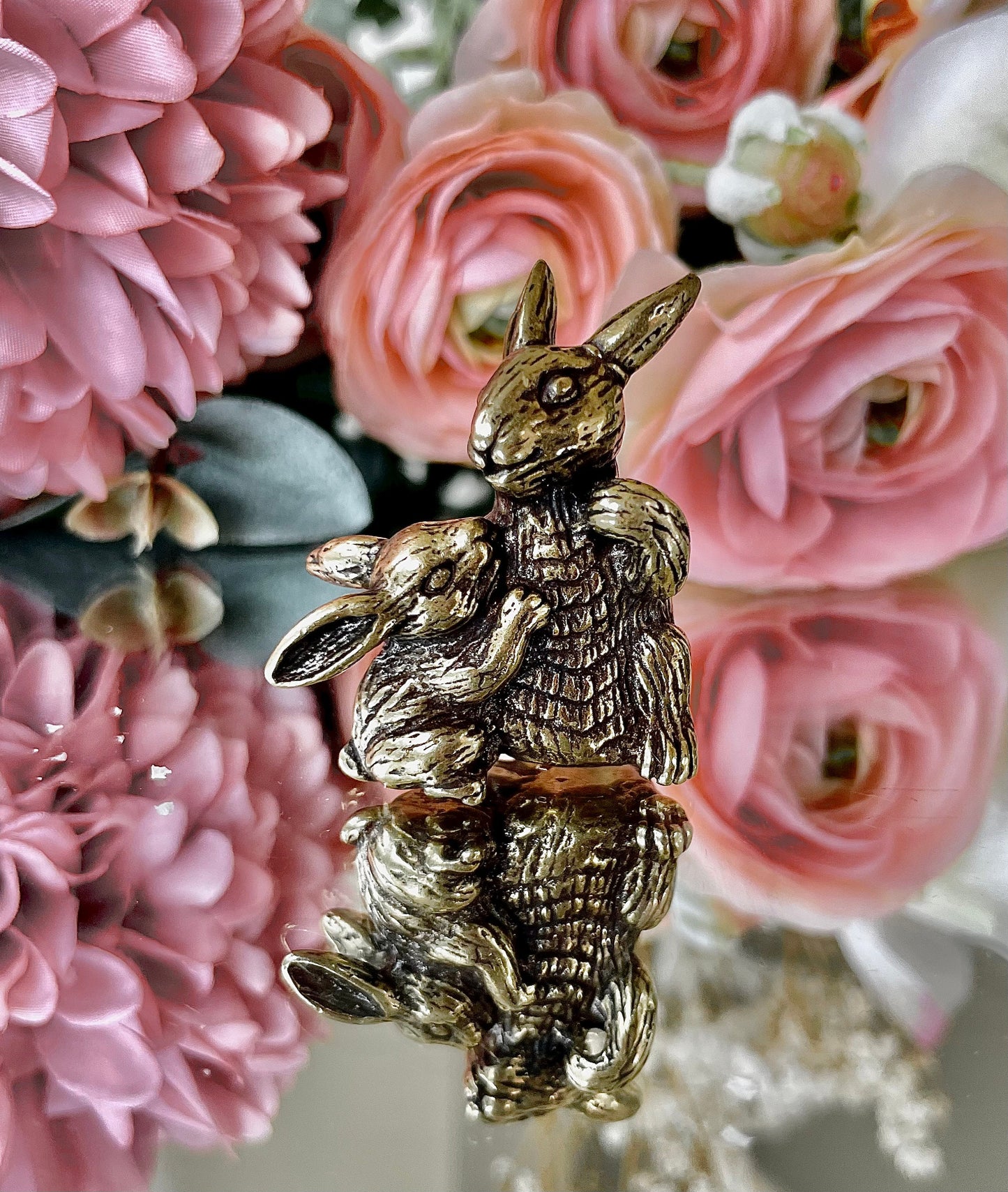 Tender rabbits, mum and baby bunny solid brass figurine, collectible rabbit figurine, special gift for Mother’s Day, creative Easter gift
