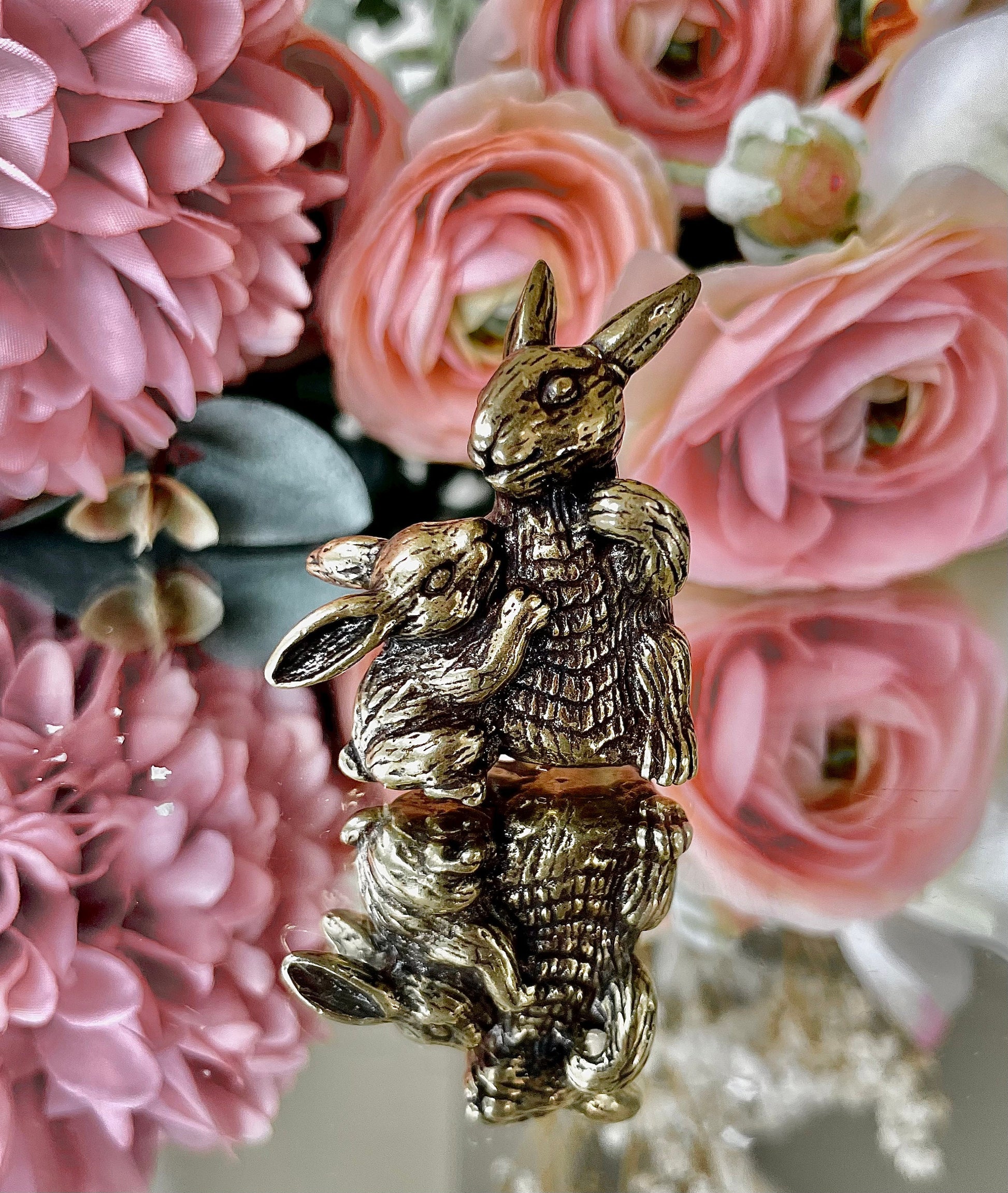 Tender rabbits, mum and baby bunny solid brass figurine, collectible rabbit figurine, special gift for Mother’s Day, creative Easter gift