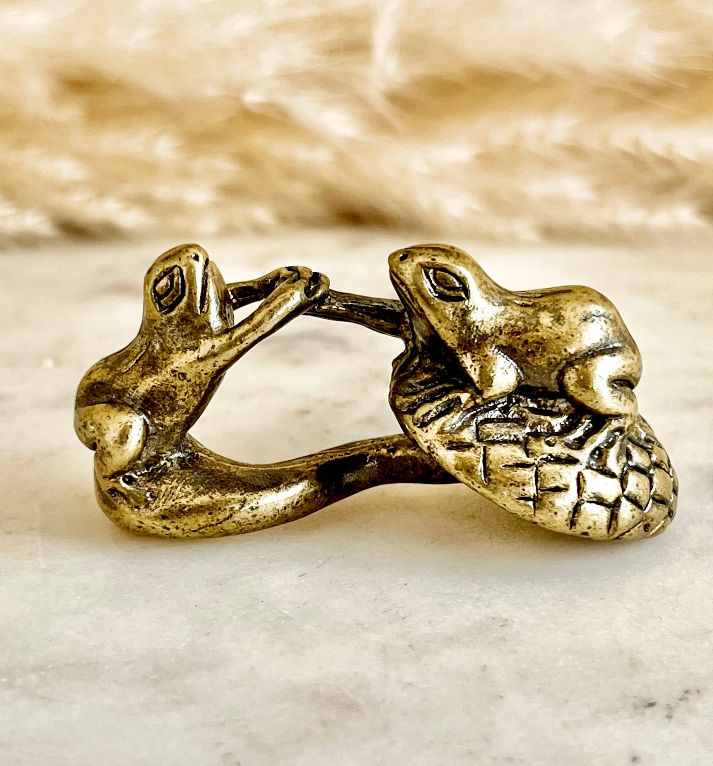 Adorable Solid brass Loving Frogs figurine, Frogs hold each other hands on a mushroom ornament