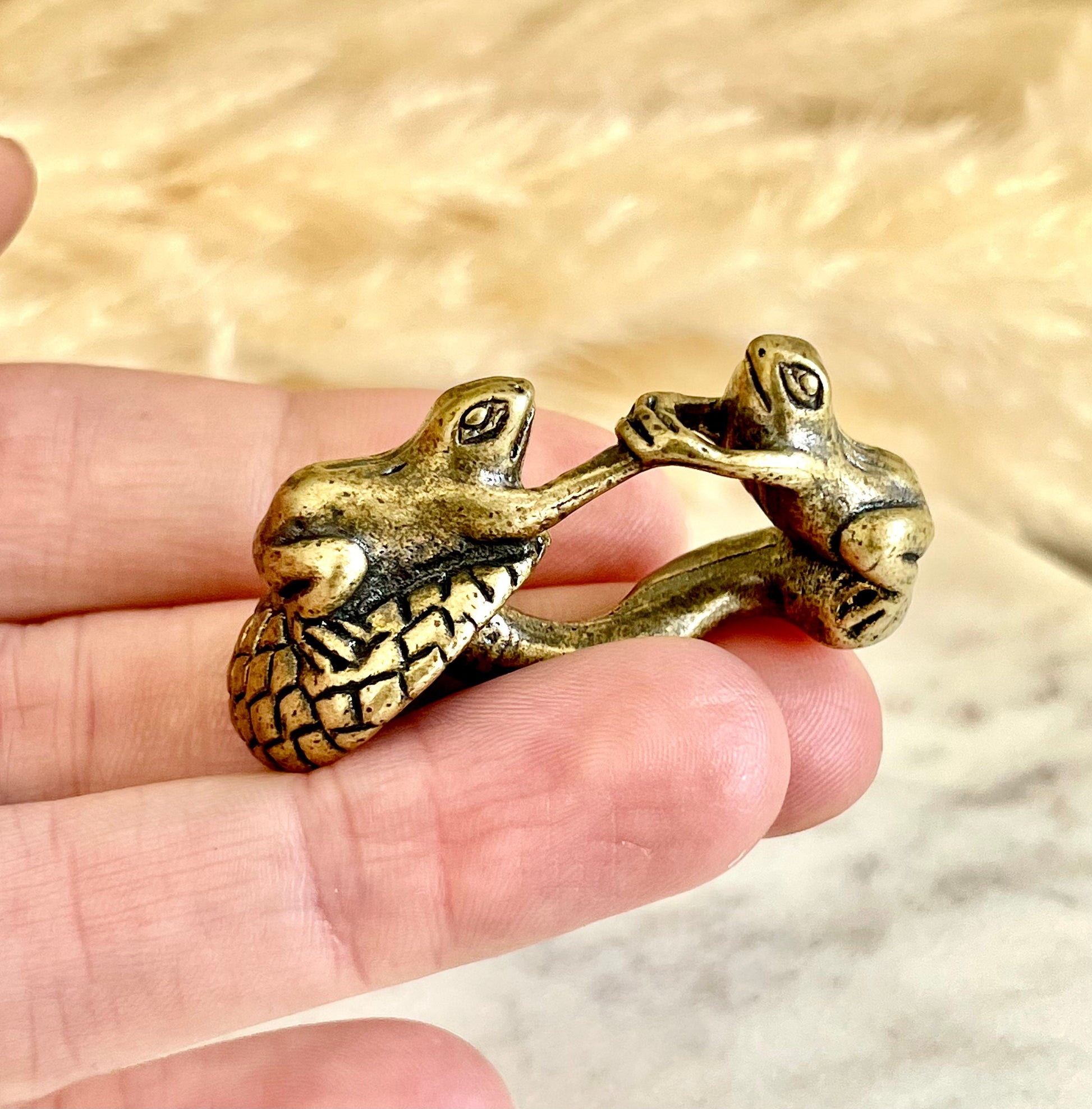 Adorable Solid brass Loving Frogs figurine, Frogs hold each other hands on a mushroom ornament