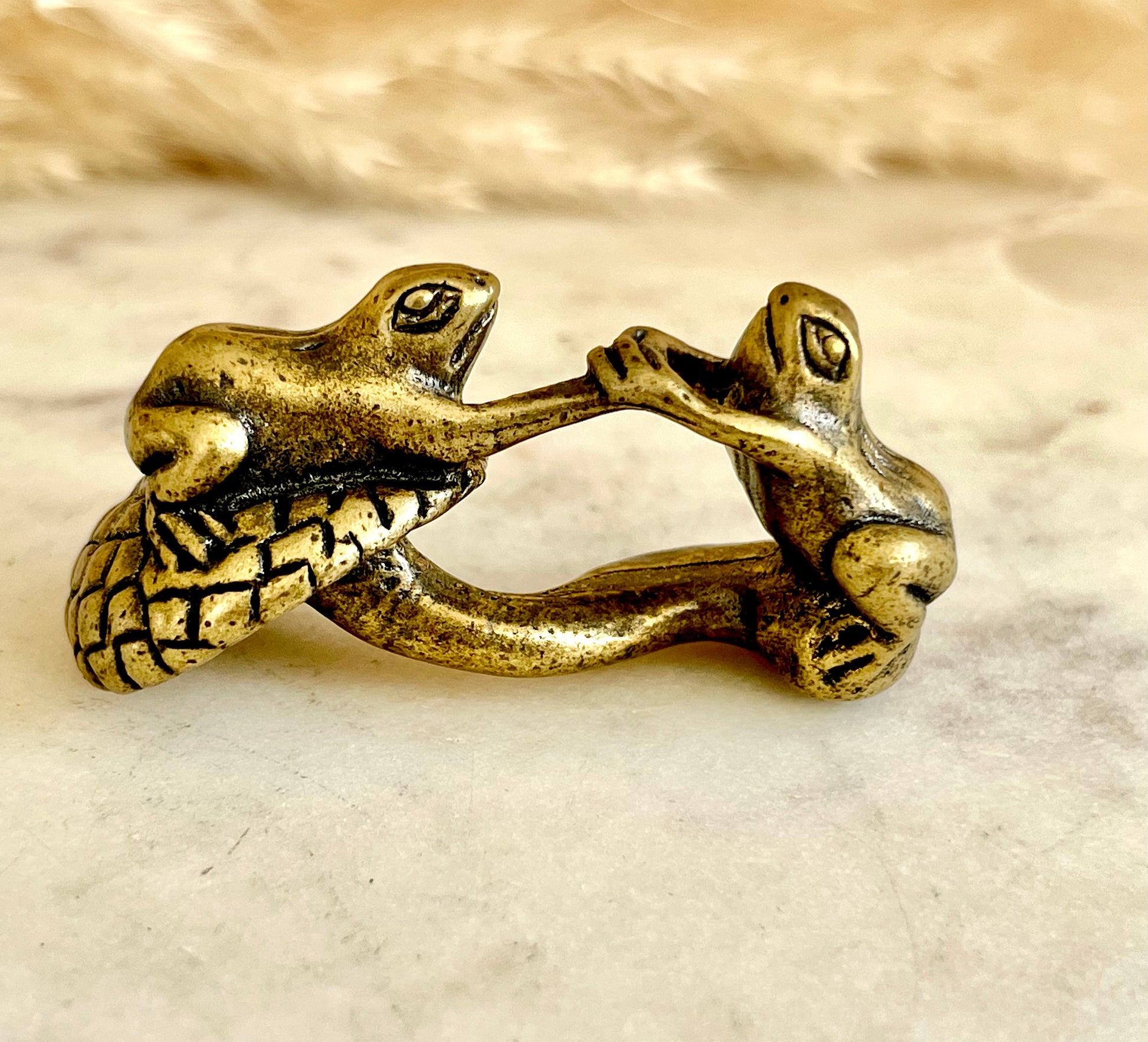 Adorable Solid brass Loving Frogs figurine, Frogs hold each other hands on a mushroom ornament