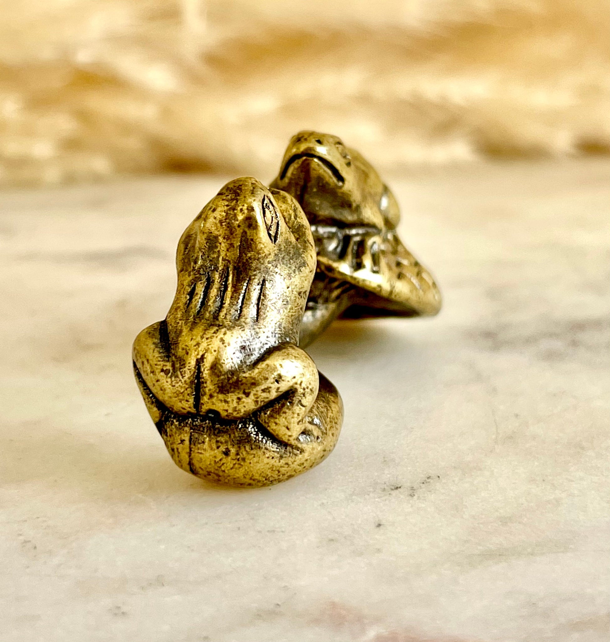 Adorable Solid brass Loving Frogs figurine, Frogs hold each other hands on a mushroom ornament