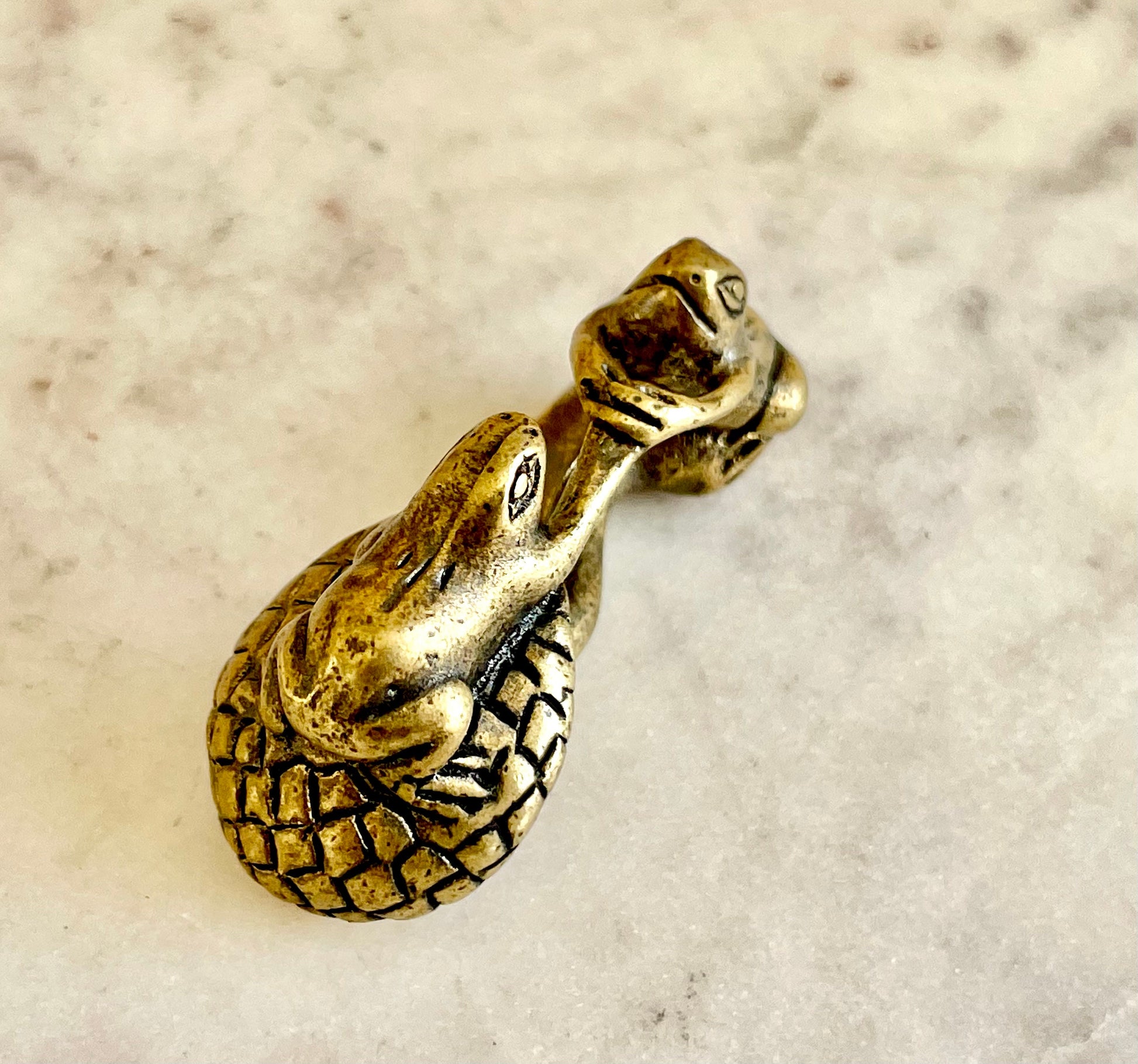 Adorable Solid brass Loving Frogs figurine, Frogs hold each other hands on a mushroom ornament