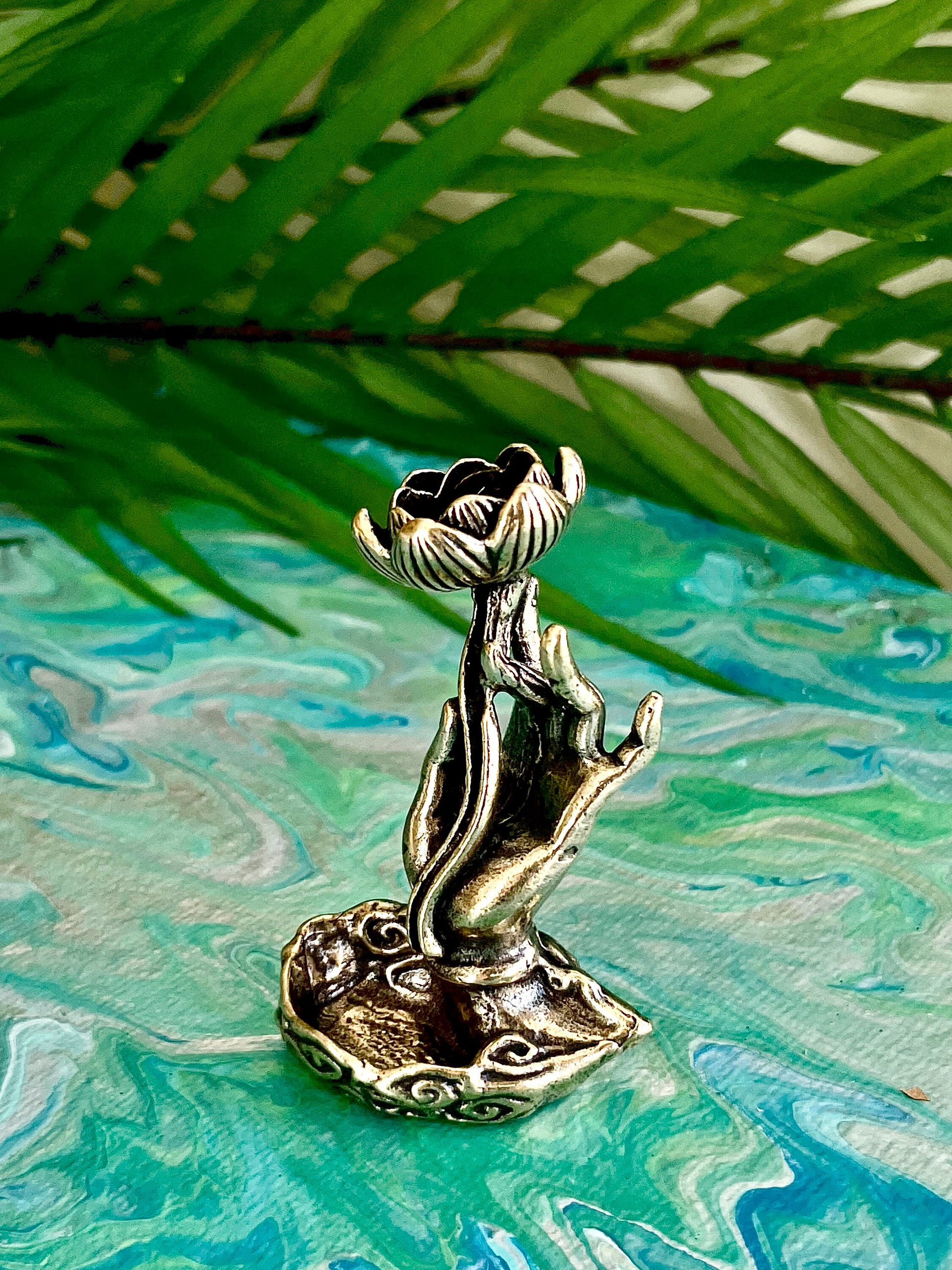 Yoga brass lotus figurine, leaf lotus backflow incense decoration desktop bergamot, hand holding lotus miniature, creative incense holder