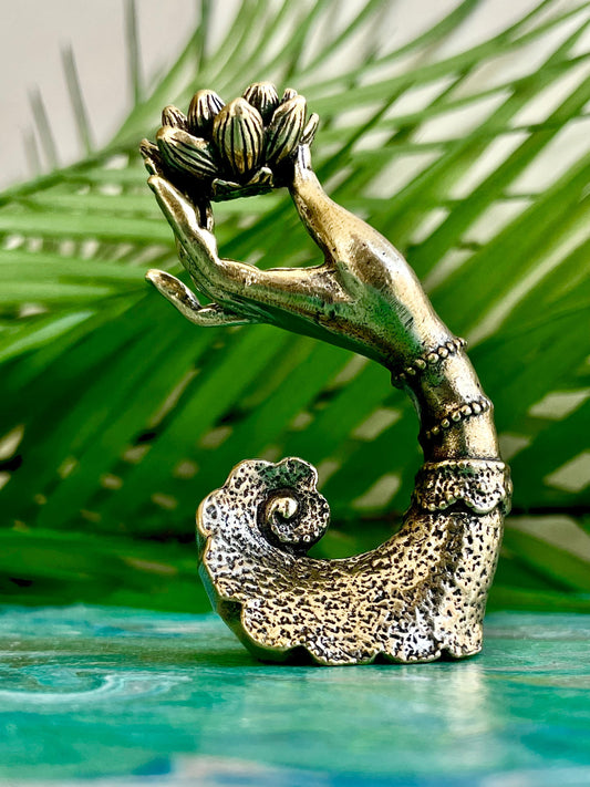 Brass lotus figurine, leaf lotus backflow incense decoration desktop bergamot, hand holding lotus miniature, creative incense holder