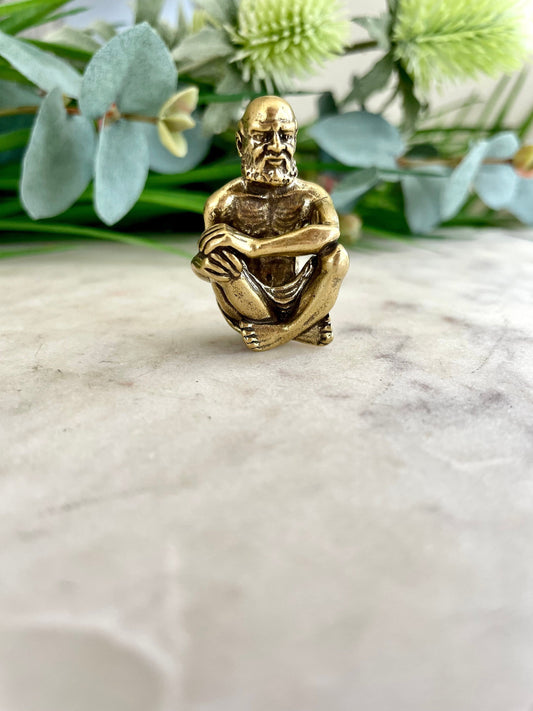 Solid brass Wise man ornament, Creative little metal figurine, Sitting old man ornament, Monk bodhidharma statue, Buddha miniature