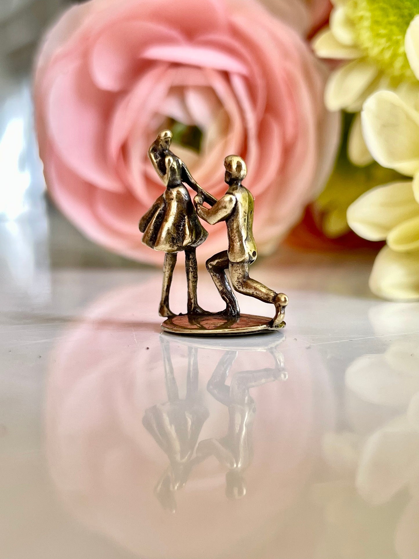 Lifelike Lover Solid brass Proposal figurine, true love figurine, man on one knee decor, Wedding cake decorations