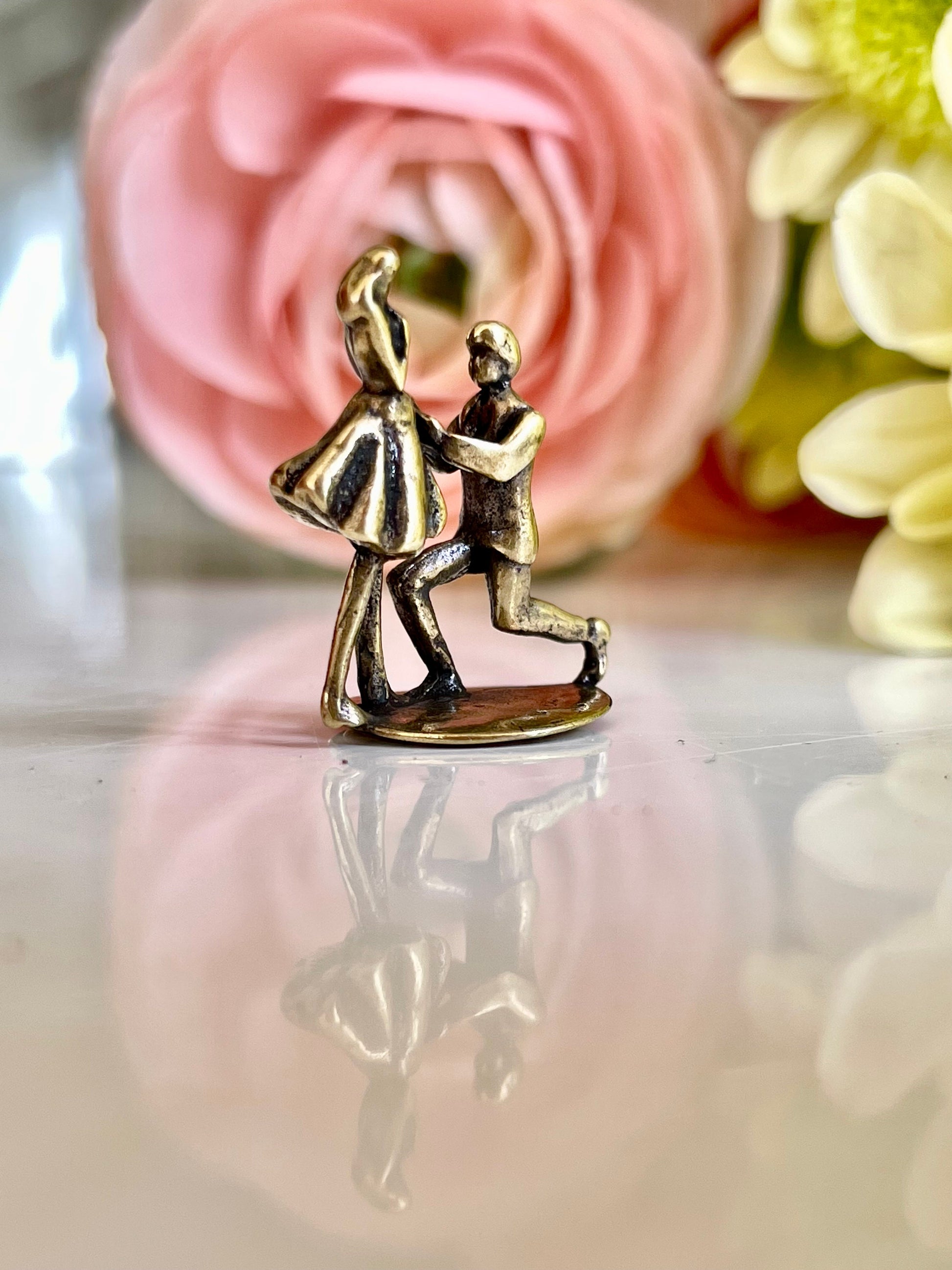 Lifelike Lover Solid brass Proposal figurine, true love figurine, man on one knee decor, Wedding cake decorations