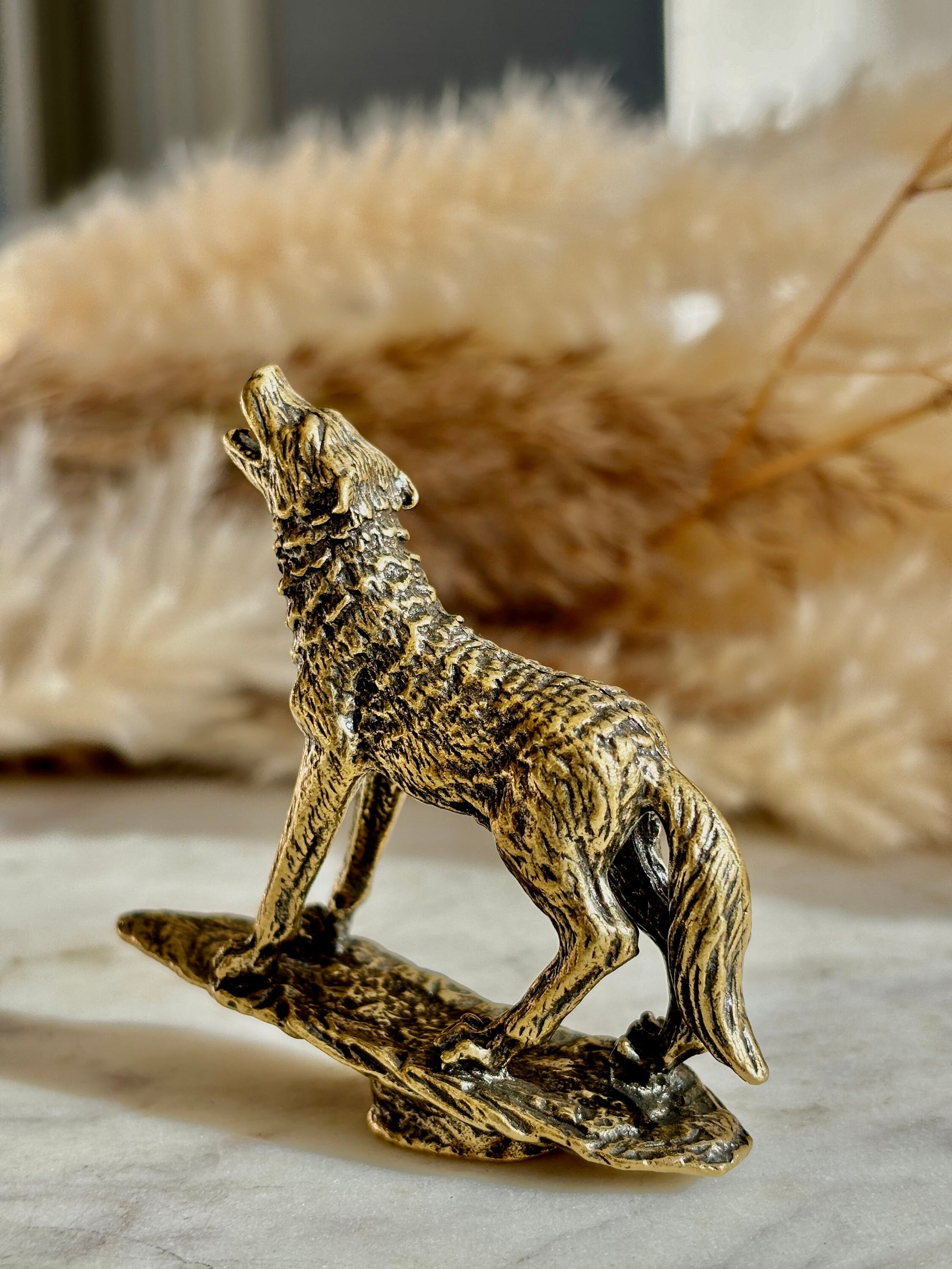 Mystical Moonlight Melody: Lone Howling Wolf Solid Brass Figurine - Decorative Metal Ornament for Desktop, Ideal Gift for Him