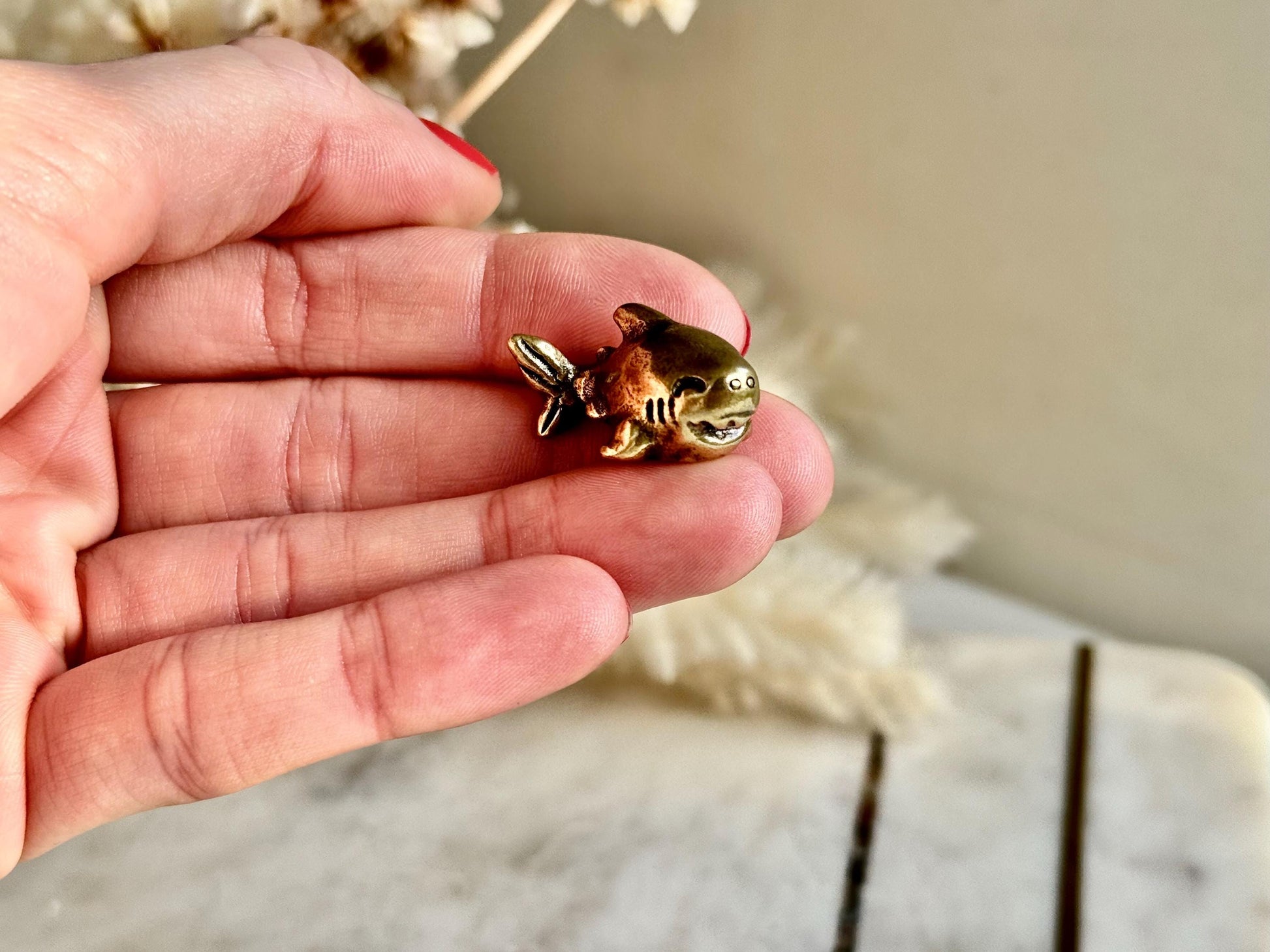 Cute baby Shark Ornamen, Brass craftsmanship solid brass shark sculpture, Happy shark paperweight, metal sea creatures decoration