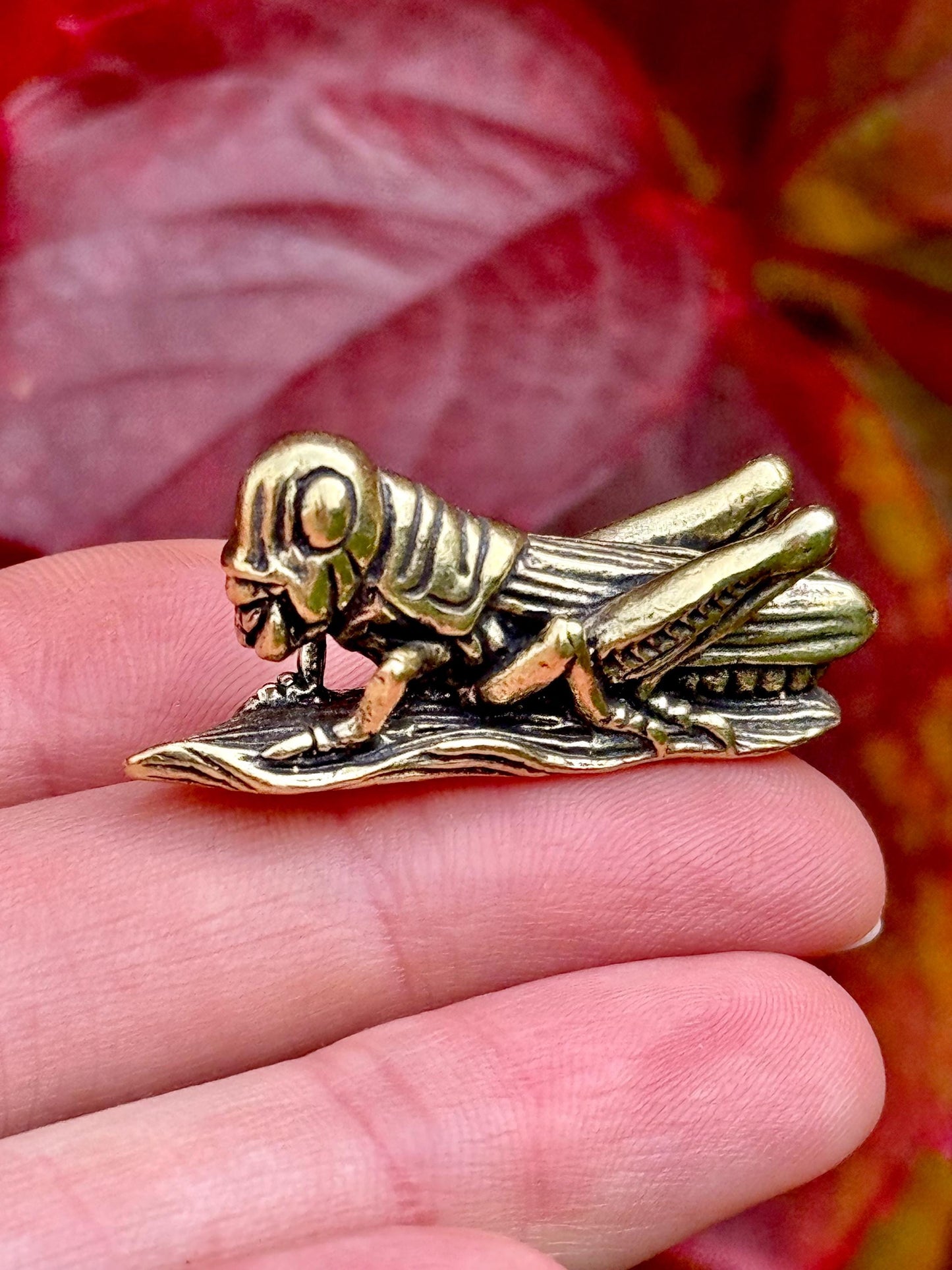 Fine lifelike Solid brass buzzing grasshopper figurine, Tiny Cricket Miniature, insect Ornament, Plant insect decoration