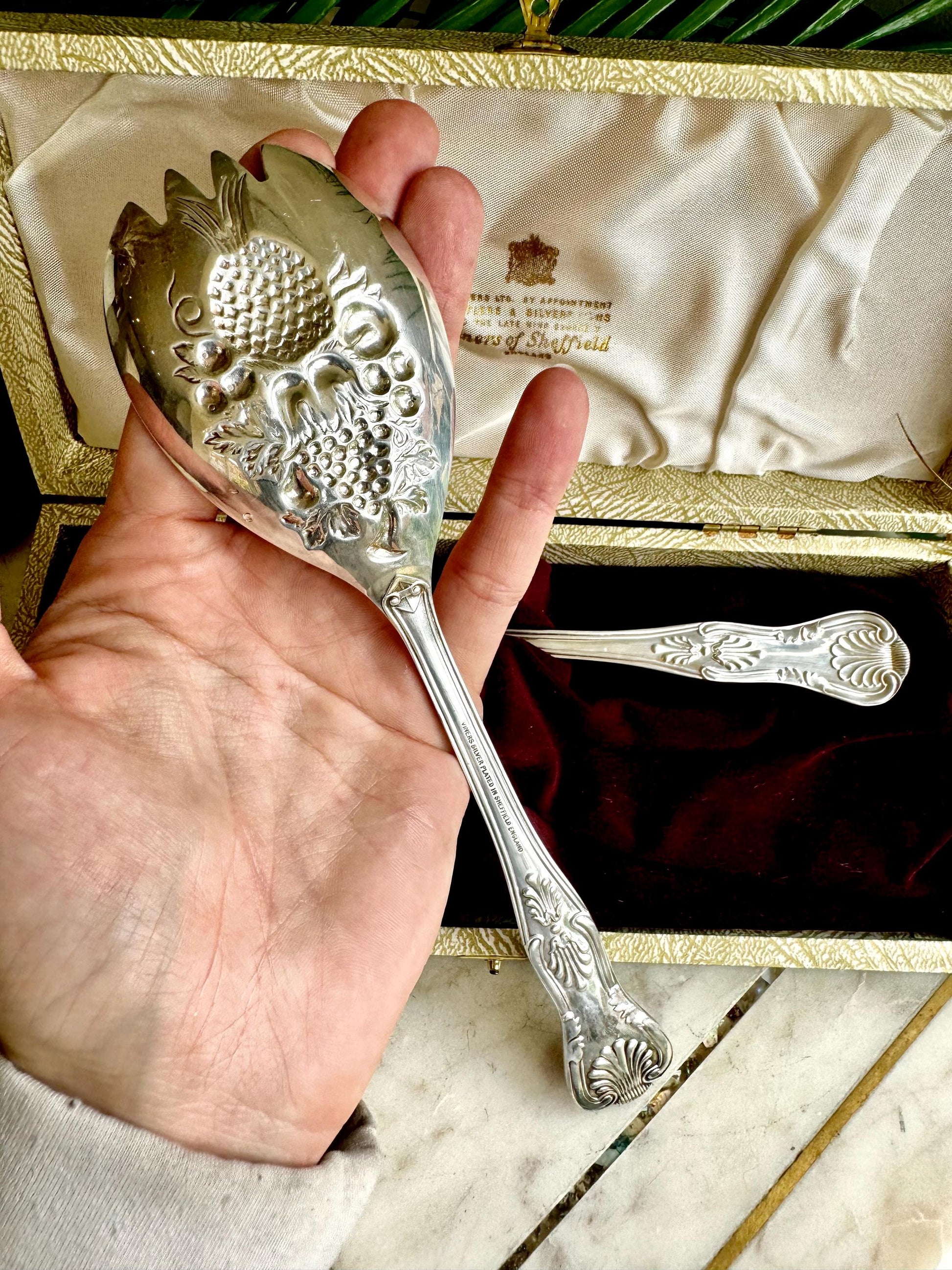 Beautiful Vintage Viners Silver plated Pair of Vintage carved Fruits salad spoons, Vintage Boxed serving set, metalware serving utensil