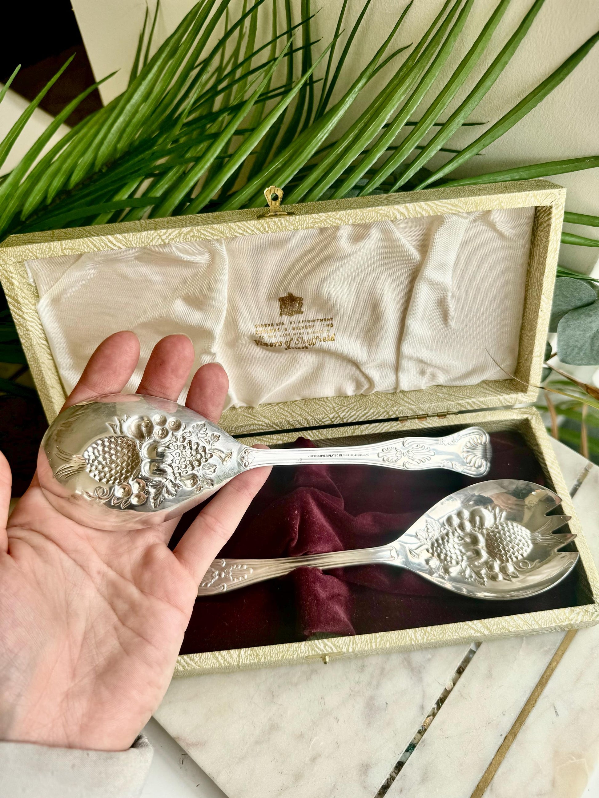 Beautiful Vintage Viners Silver plated Pair of Vintage carved Fruits salad spoons, Vintage Boxed serving set, metalware serving utensil
