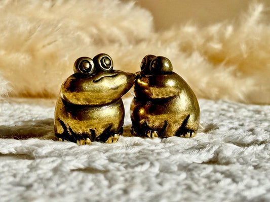 Adorable Solid Brass Kissing Frogs figurines, Couple of Frogs Statue, Funny Toads ornament, Cute collectible figurine, Desk Accessory