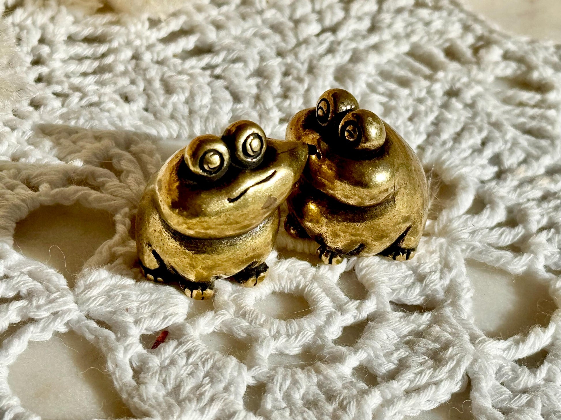 Adorable Solid Brass Kissing Frogs figurines, Couple of Frogs Statue, Funny Toads ornament, Cute collectible figurine, Desk Accessory