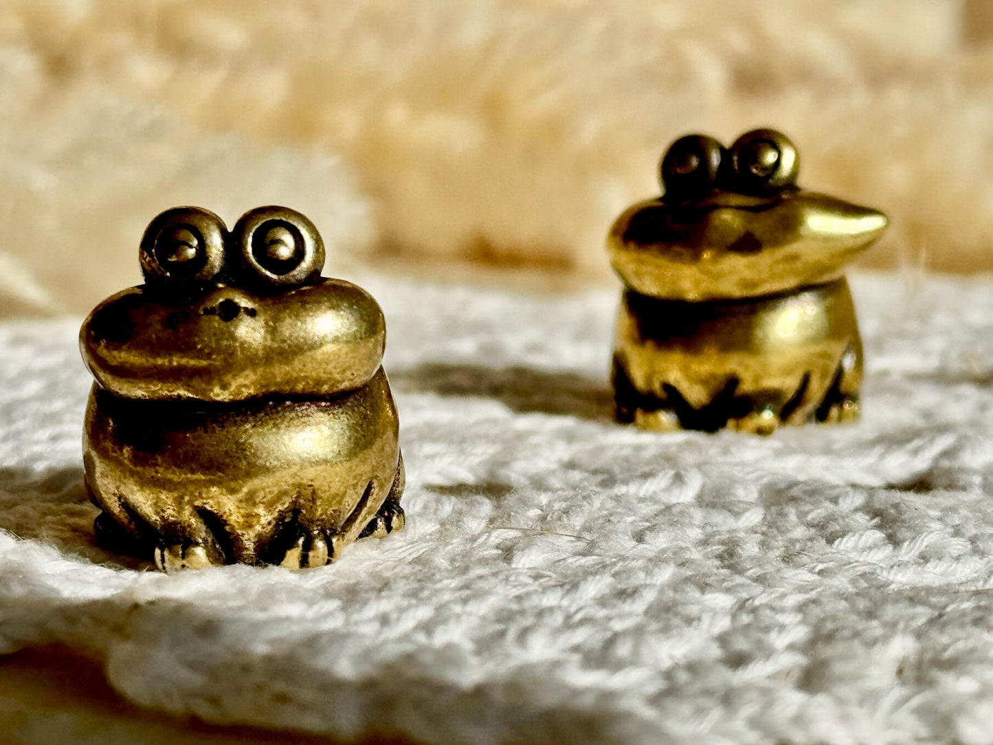 Adorable Solid Brass Kissing Frogs figurines, Couple of Frogs Statue, Funny Toads ornament, Cute collectible figurine, Desk Accessory