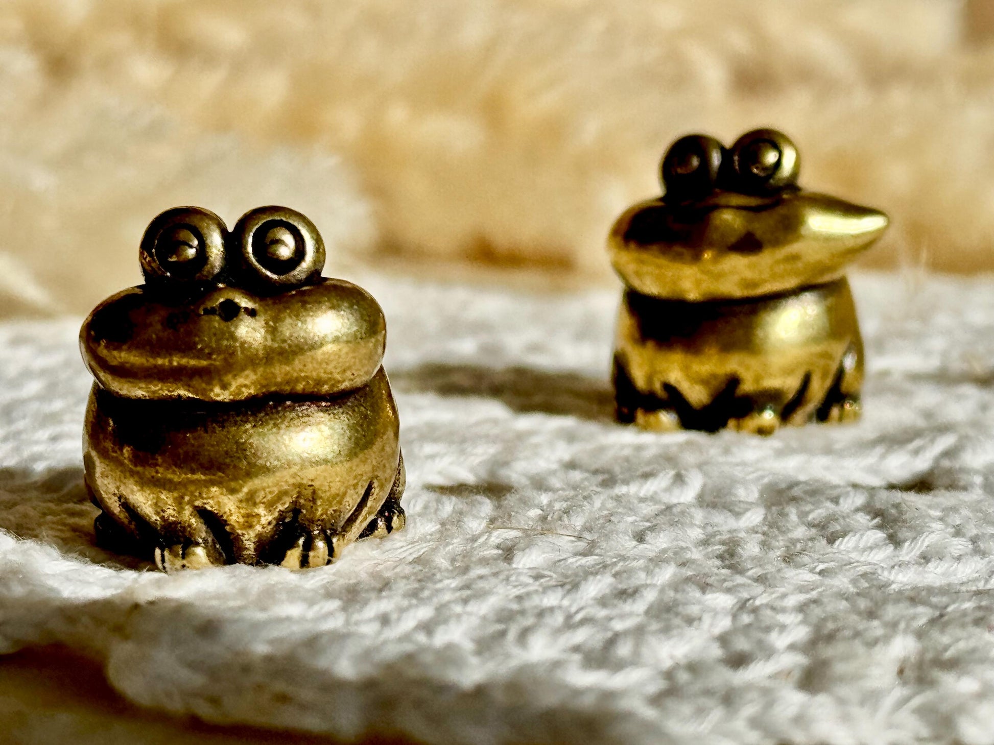 Adorable Solid Brass Kissing Frogs figurines, Couple of Frogs Statue, Funny Toads ornament, Cute collectible figurine, Desk Accessory