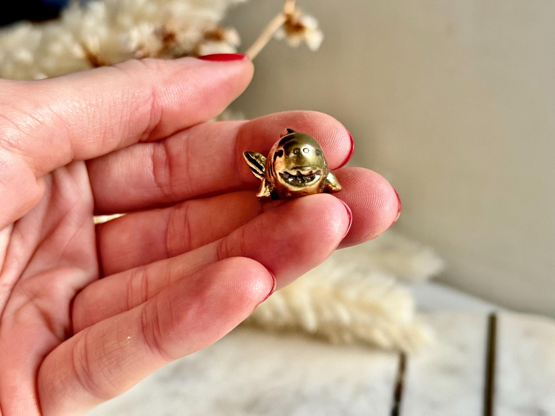 Cute baby Shark Ornamen, Brass craftsmanship solid brass shark sculpture, Happy shark paperweight, metal sea creatures decoration
