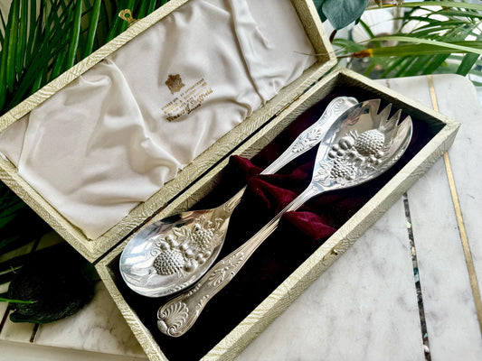 Beautiful Vintage Viners Silver plated Pair of Vintage carved Fruits salad spoons, Vintage Boxed serving set, metalware serving utensil