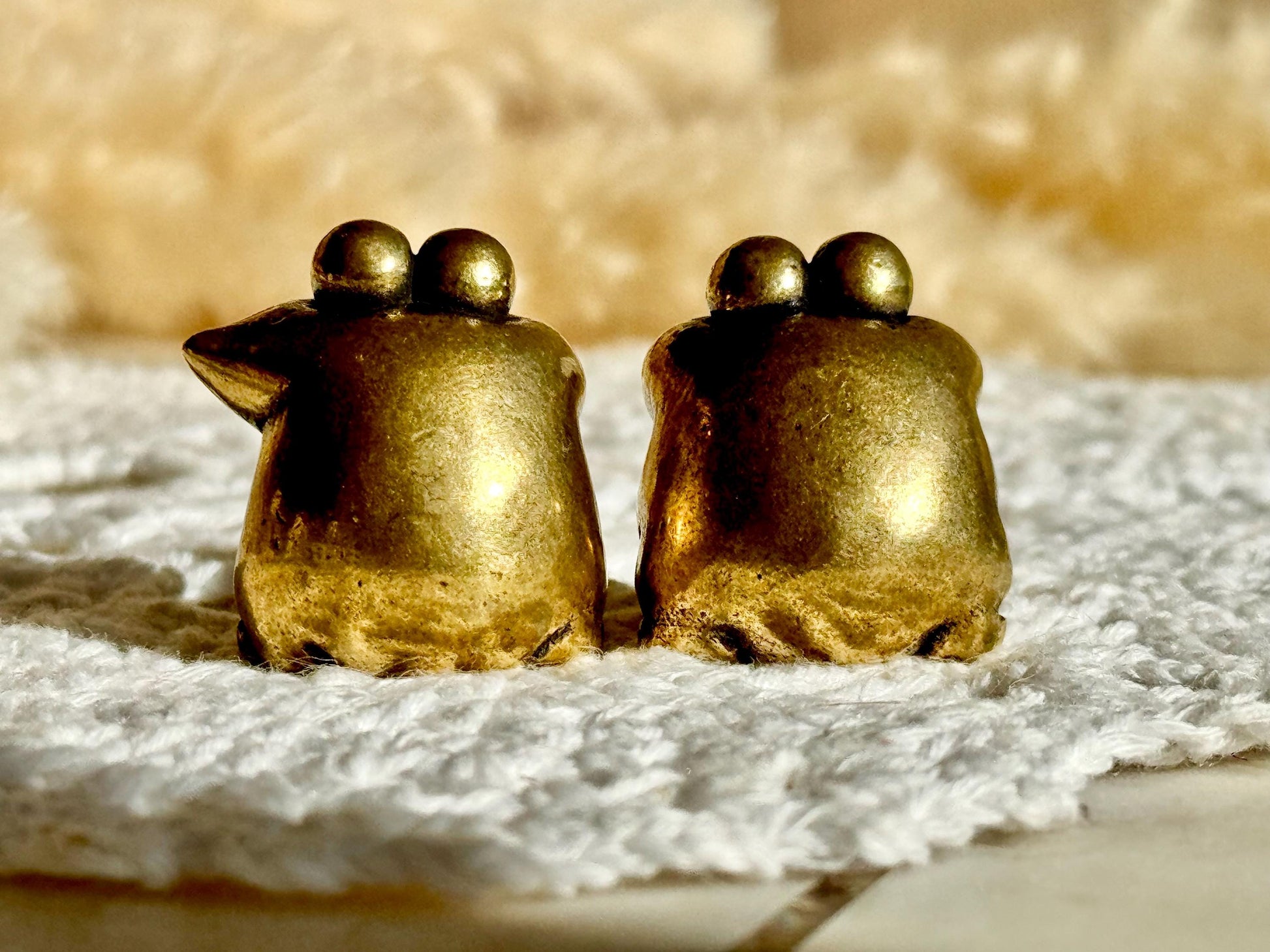 Adorable Solid Brass Kissing Frogs figurines, Couple of Frogs Statue, Funny Toads ornament, Cute collectible figurine, Desk Accessory