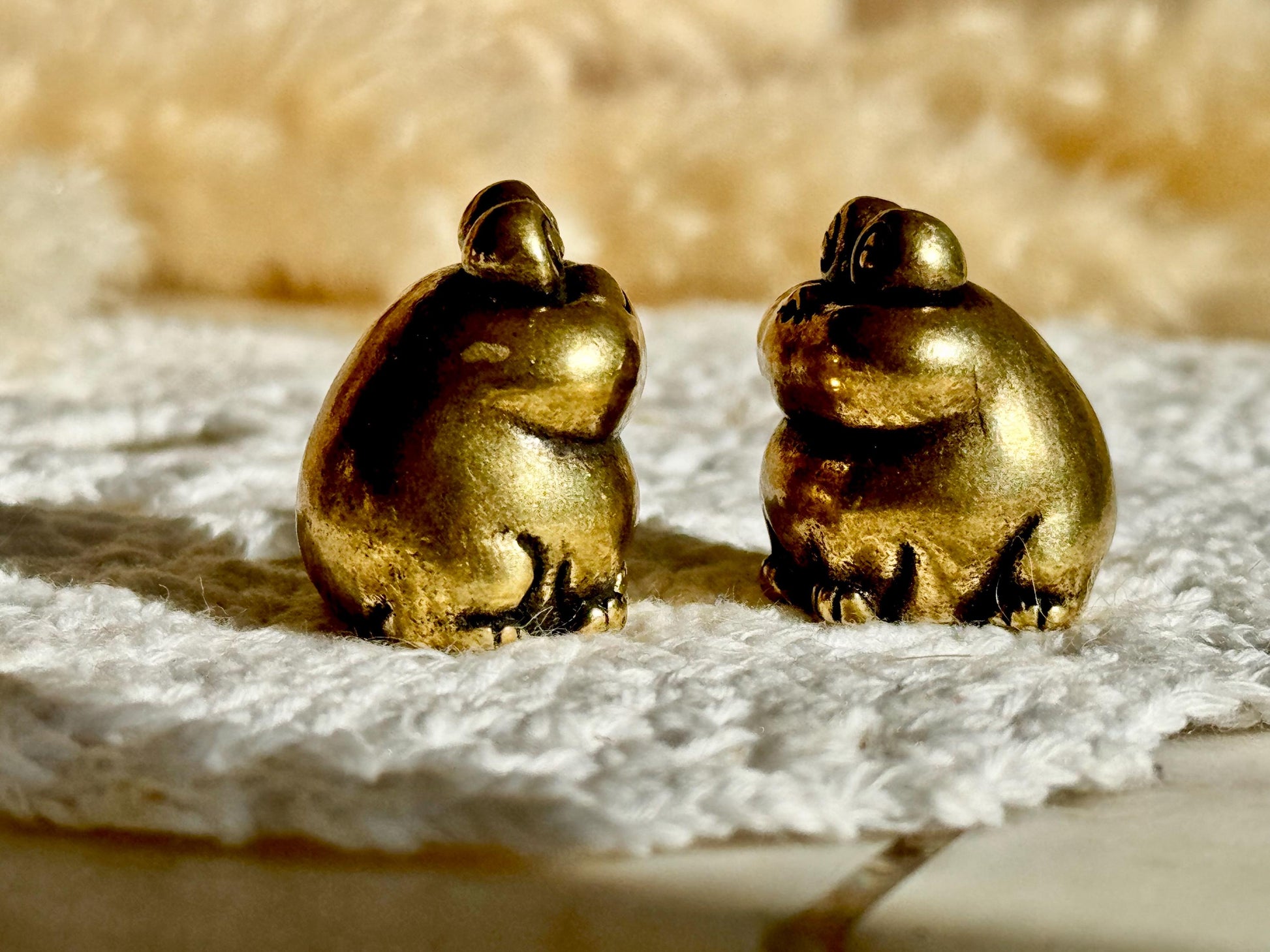 Adorable Solid Brass Kissing Frogs figurines, Couple of Frogs Statue, Funny Toads ornament, Cute collectible figurine, Desk Accessory