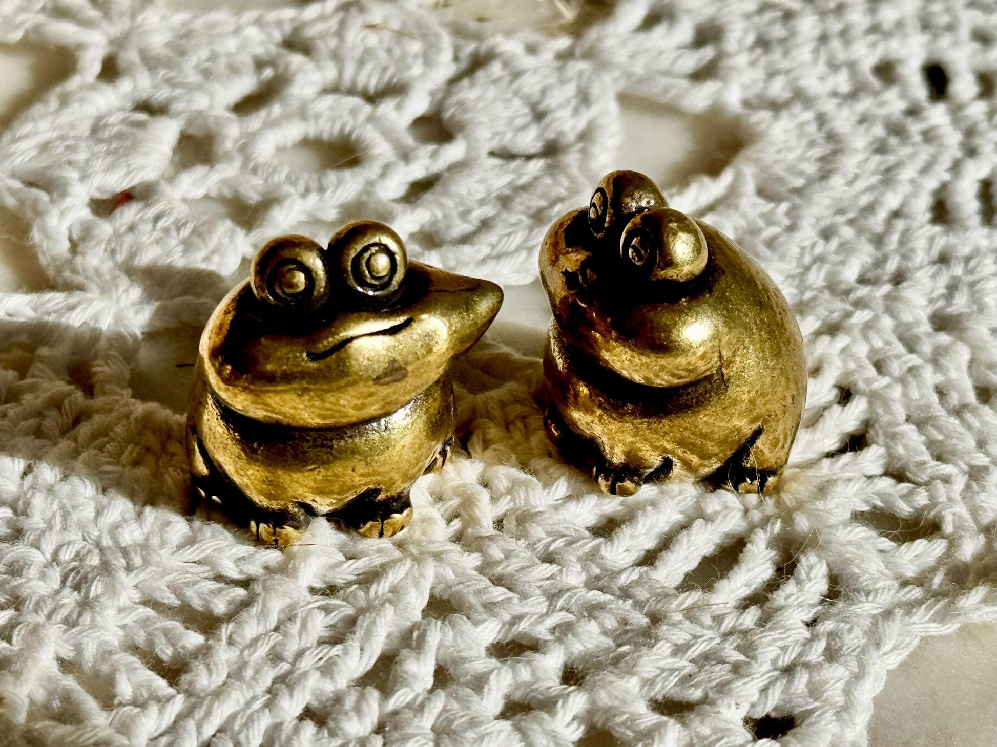 Adorable Solid Brass Kissing Frogs figurines, Couple of Frogs Statue, Funny Toads ornament, Cute collectible figurine, Desk Accessory