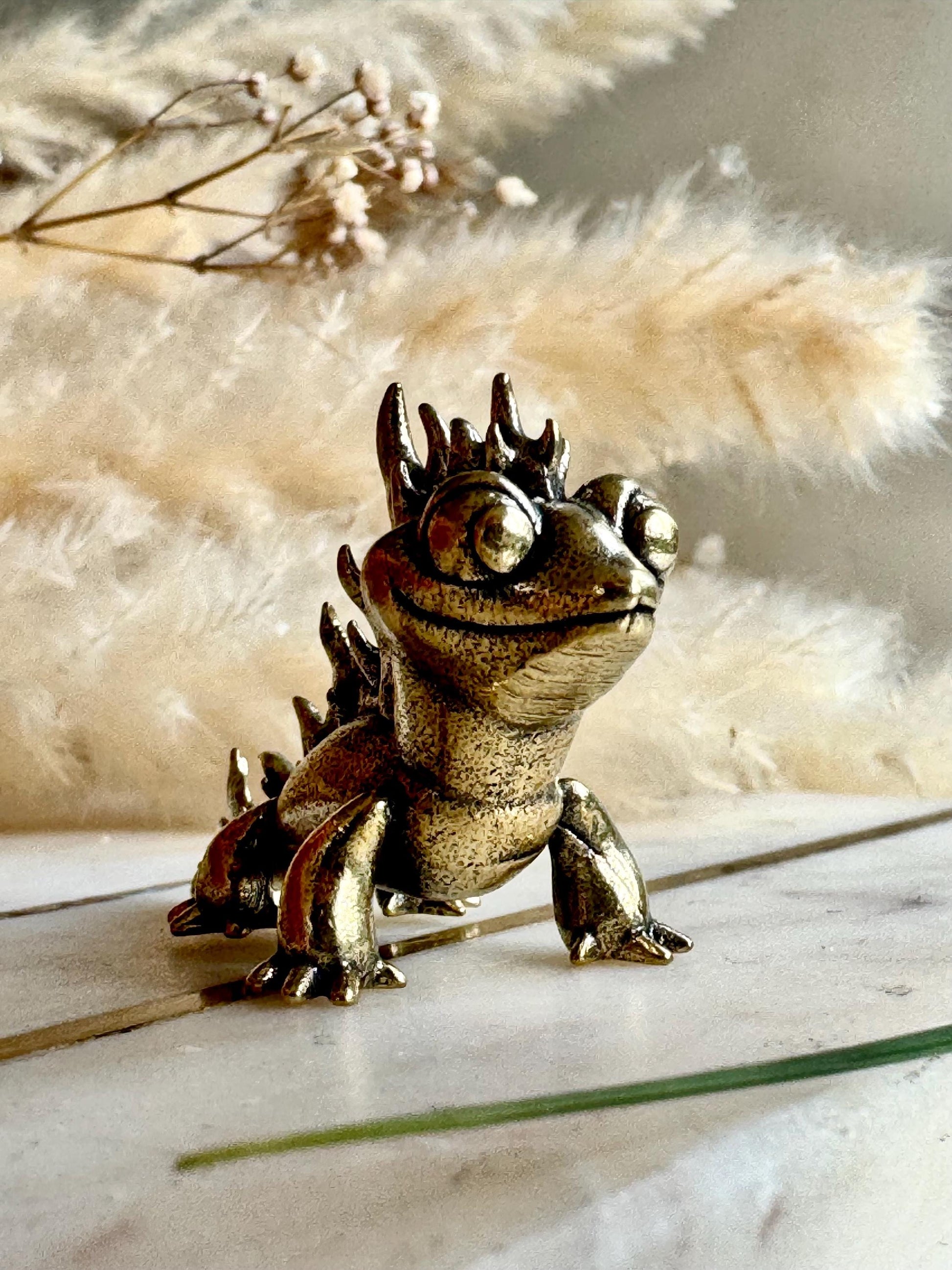 Lifelike solid brass fantasy lizard figurine, happy dragon-like reptile statuette, metal mythical creature ornament, chameleon figurine
