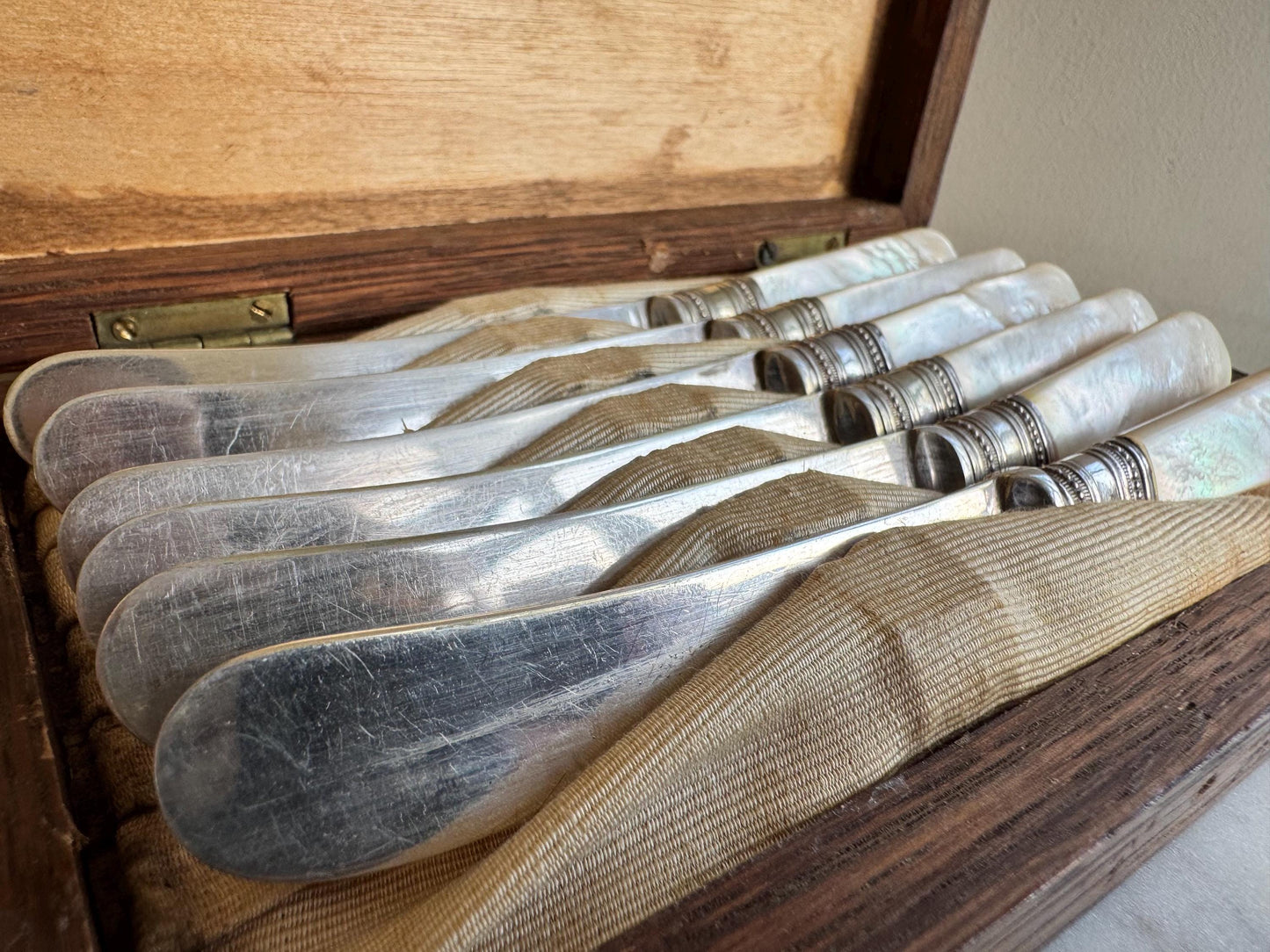 Antique English Mother of Pearl & Silver-Plated Dessert Knives Set in Wooden Case – c. 19th Century