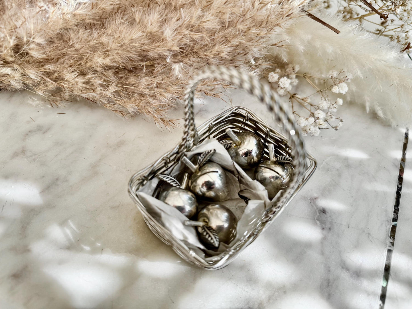 Charming Vintage Set of 6 Silver-Plated Apple Place Card Holders in Decorative Wire Basket – Ideal for Elegant Table Settings