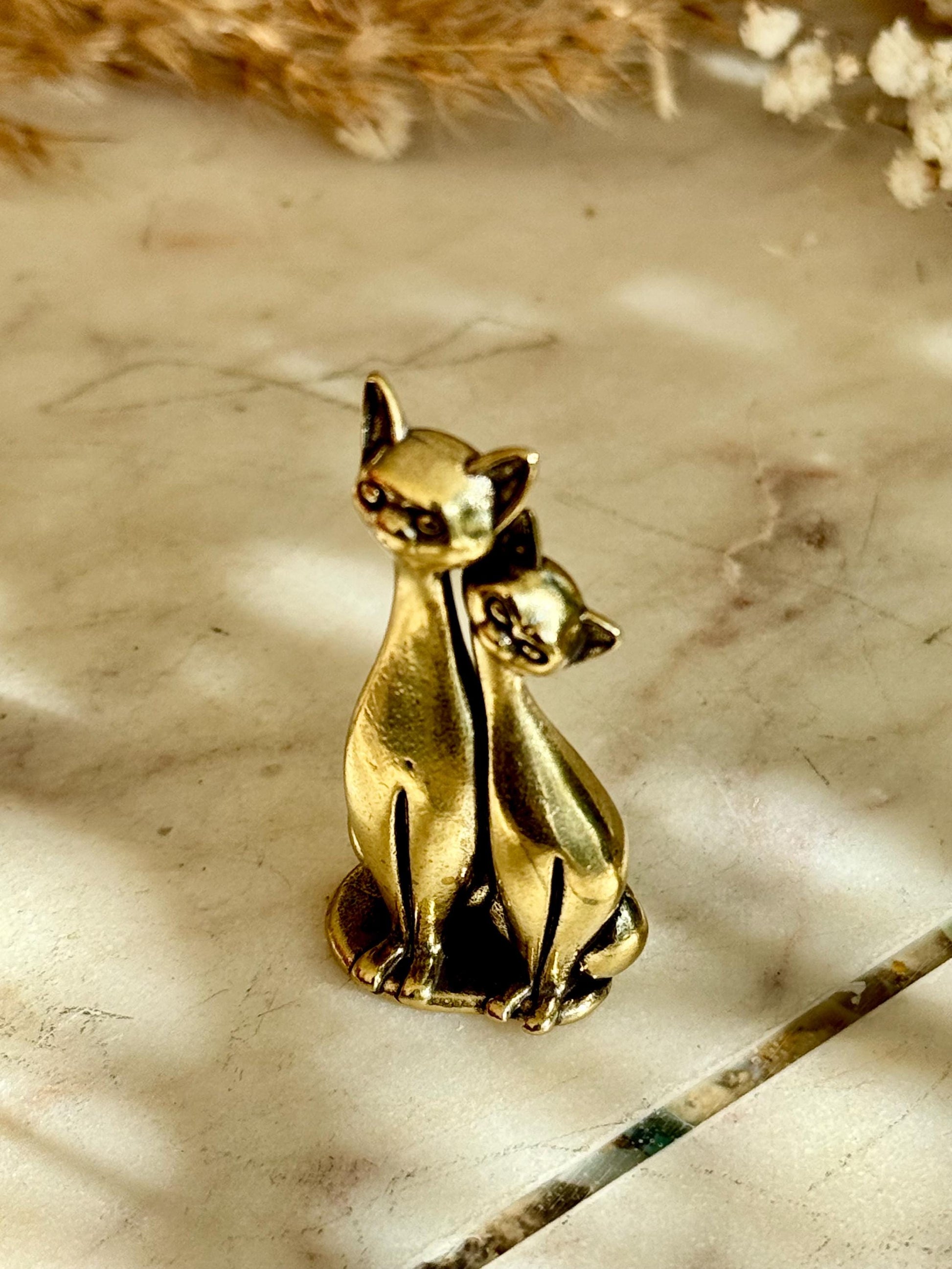 Solid Brass Siamese Cat Pair Figurine – Minimalist Gold-Tone Home Decor Sculpture, Thoughtful gift for a cat lover