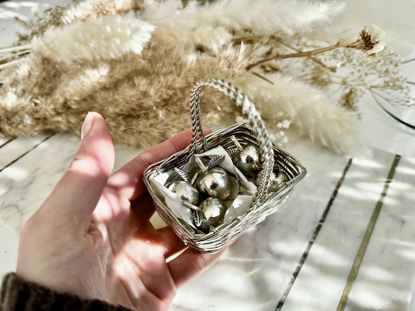 Charming Vintage Set of 6 Silver-Plated Apple Place Card Holders in Decorative Wire Basket – Ideal for Elegant Table Settings