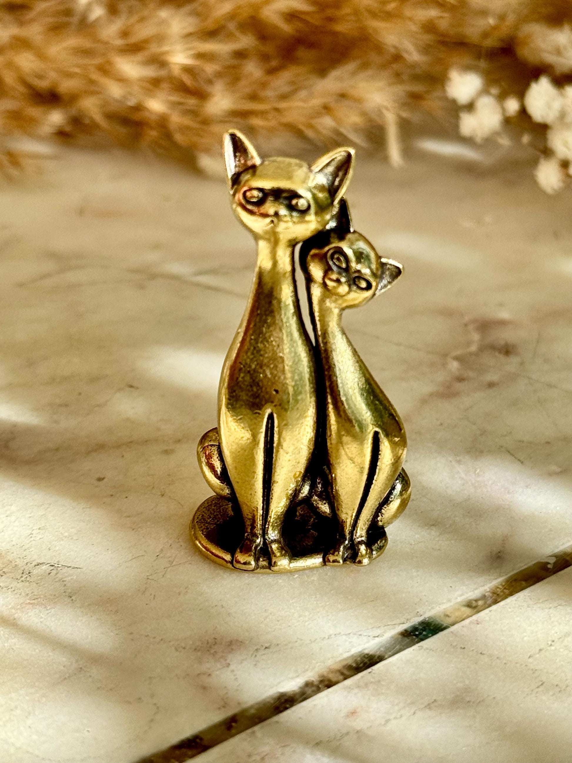 Solid Brass Siamese Cat Pair Figurine – Minimalist Gold-Tone Home Decor Sculpture, Thoughtful gift for a cat lover