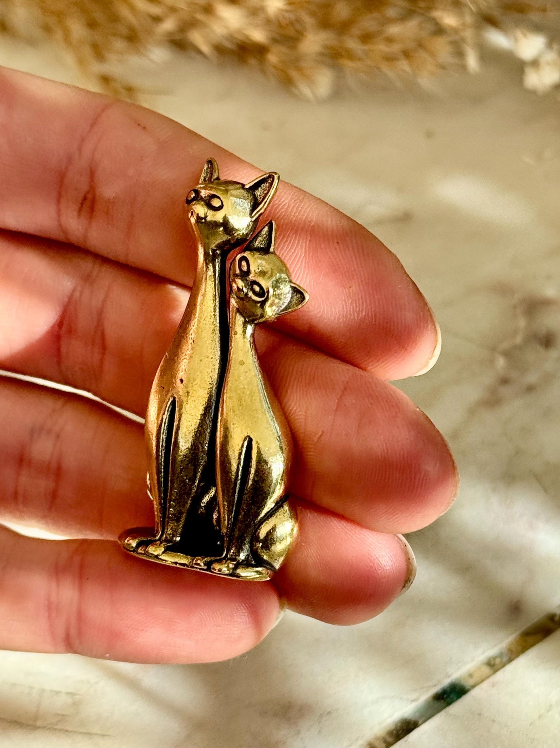 Solid Brass Siamese Cat Pair Figurine – Minimalist Gold-Tone Home Decor Sculpture, Thoughtful gift for a cat lover