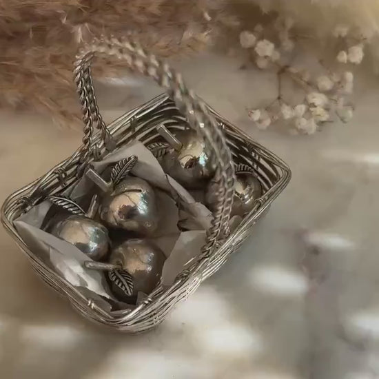 Charming Vintage Set of 6 Silver-Plated Apple Place Card Holders in Decorative Wire Basket – Ideal for Elegant Table Settings