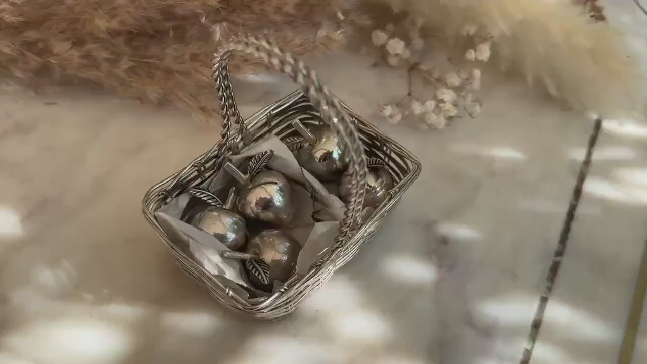 Charming Vintage Set of 6 Silver-Plated Apple Place Card Holders in Decorative Wire Basket – Ideal for Elegant Table Settings