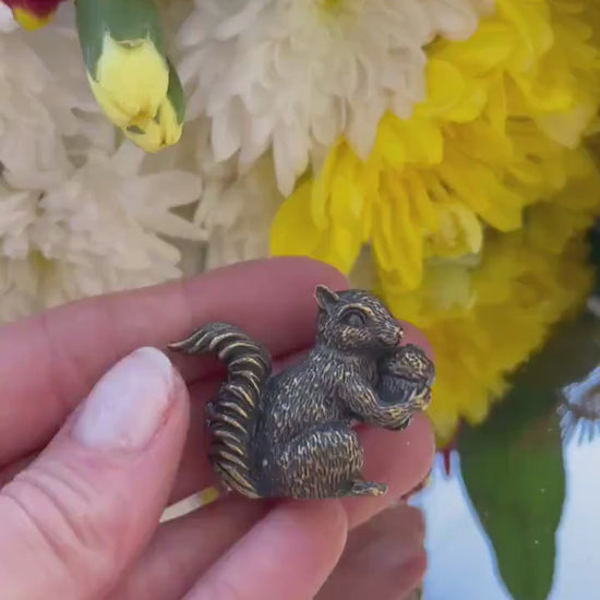 Solid brass figurine squirrel holding acorn, collectible brass ornament, beautiful decoration for tabletop