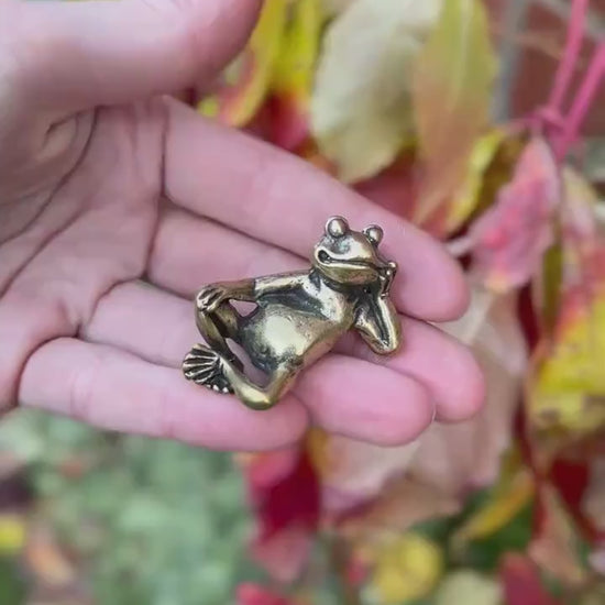 Solid brass Dreaming Frog Statuette, Decoration Ornament Cute frog, Sculpture Thinking Frog, Office Desktop Ornament, paperweight